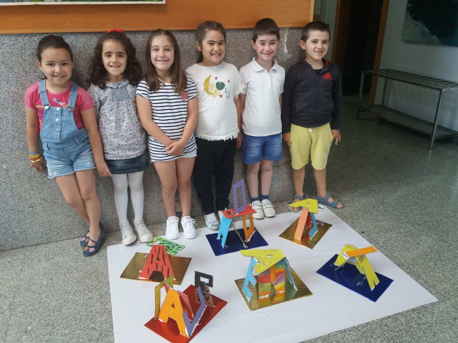 Los niños y niñas del obradoiro de arte infantil exponen sus trabajos realizados desde el mes de octubre