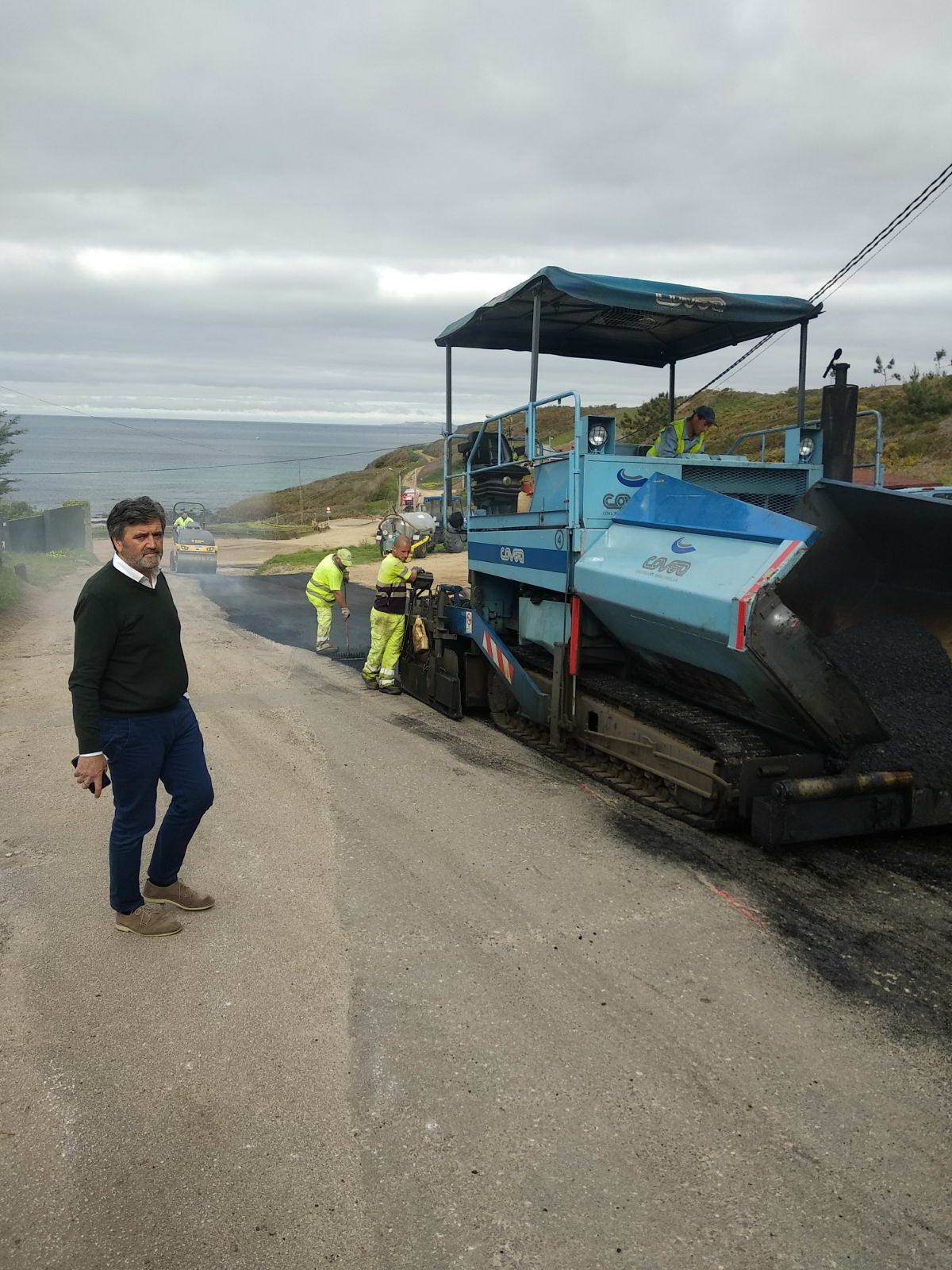 Esta mañá comezou o asfaltado no acceso á praia de Bascuas