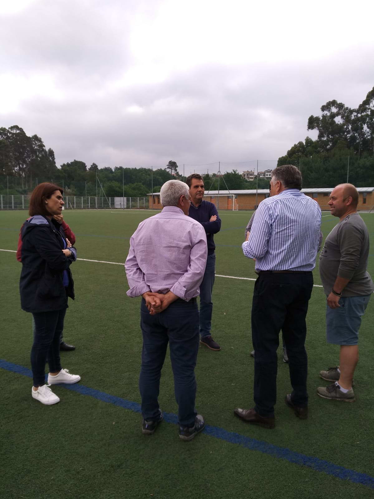 O alcalde, o concelleiro de deportes e a concelleira de cultura visitaron o campo de fútbol de San pedro e O Revel