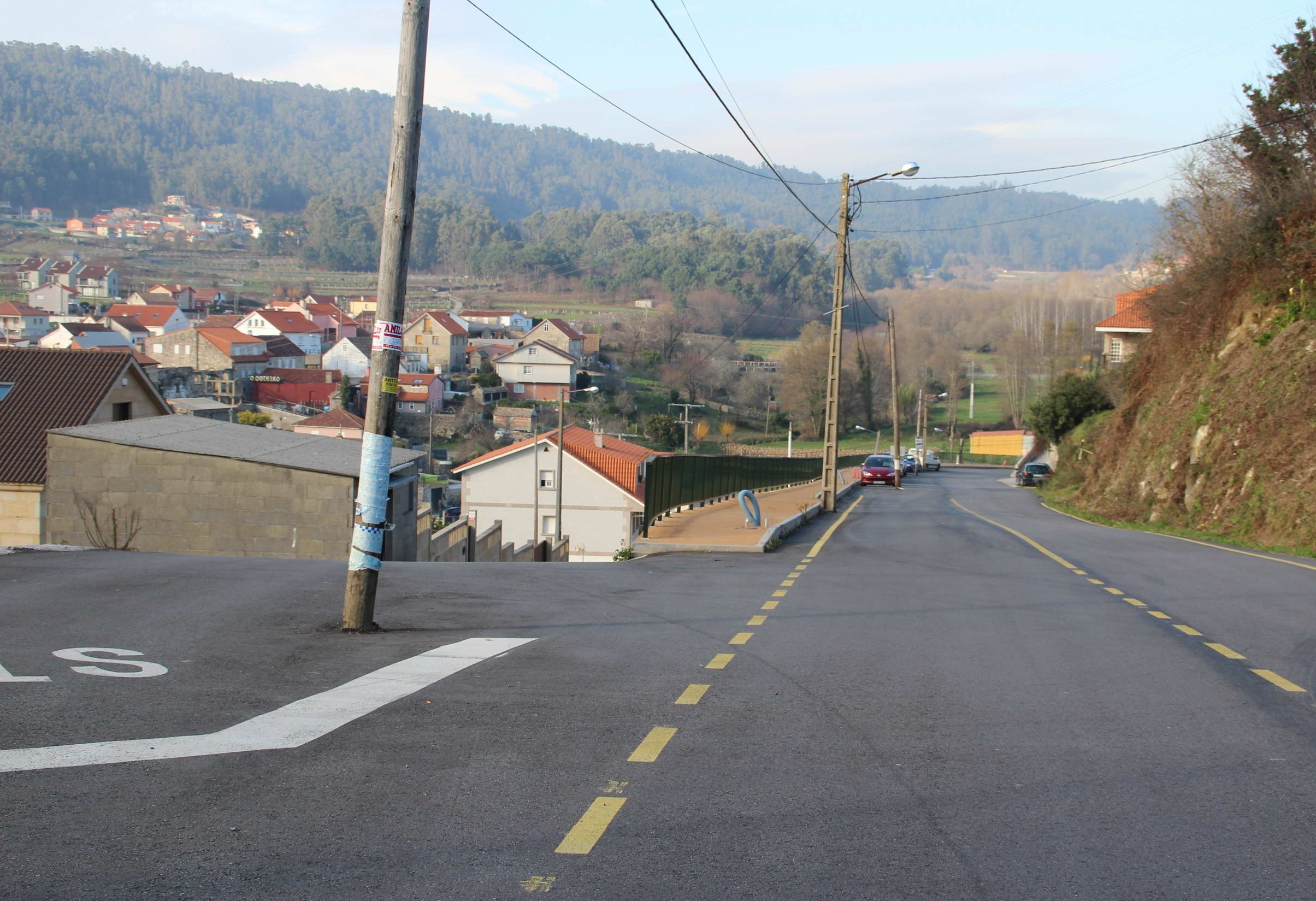 El Concello insta a la Diputación a rematar las obras de la carretera de Dorrón, eliminando los postes que llevan 3 años en medio del vial 