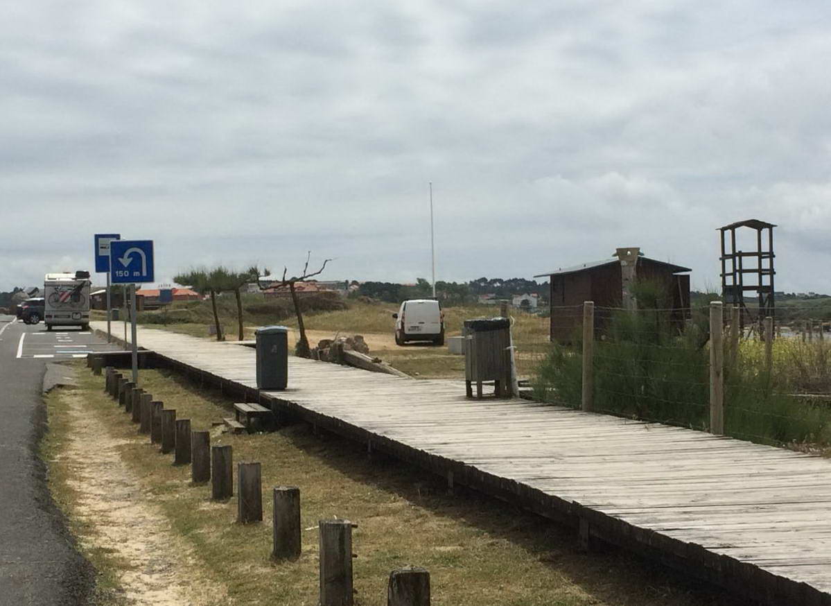 Ya fueron eliminados 30 postes de la luz entre las playas de Pragueira y A Lanzada