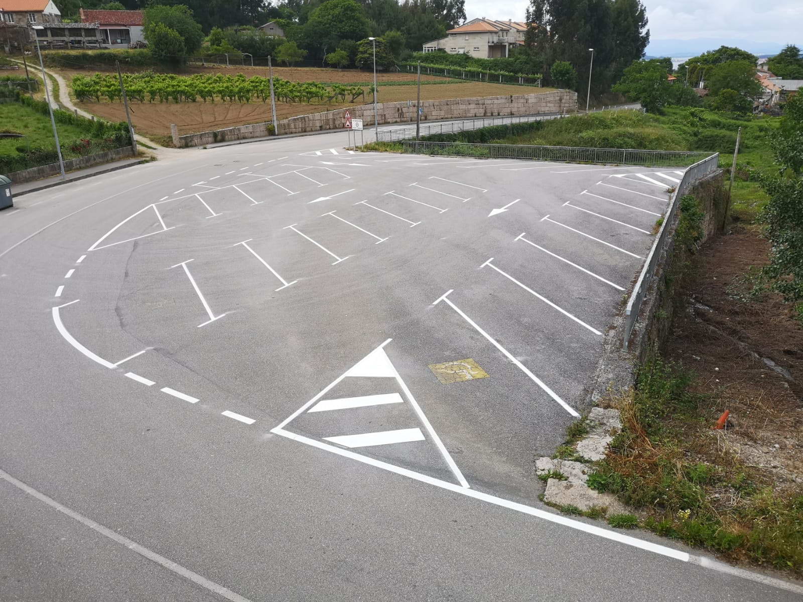 Esta semana pintáronse 50 prazas de aparcamento en Vilalonga