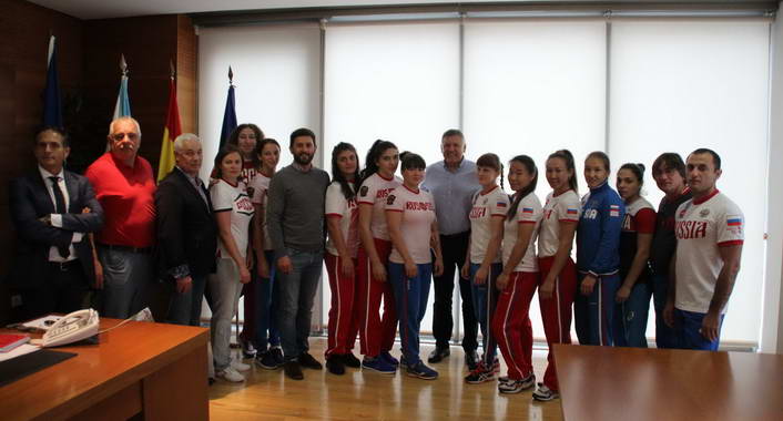 El Alcalde y el Concejal de Deportes reciben a la selección rusa femenina junio de lucha olímpica