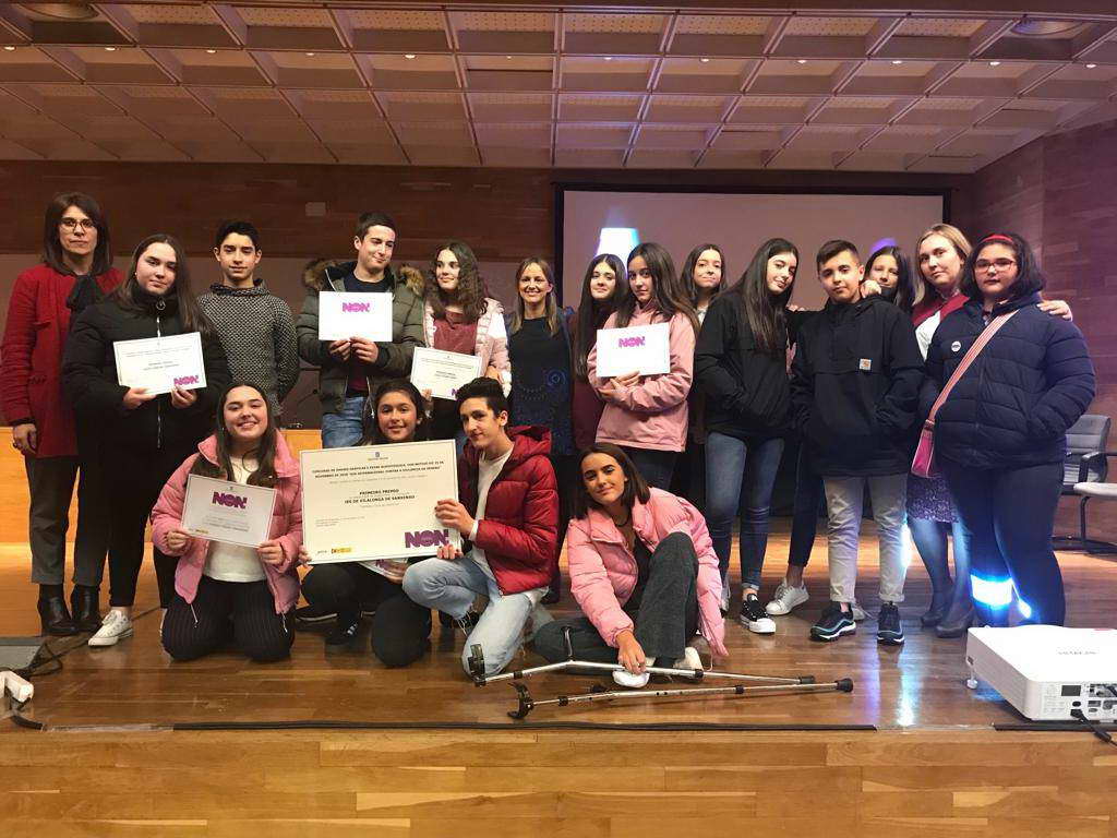 Silvia Freire e Paz Lago acompañaron a nenas e nenos do IES Vilalonga a recoller un premio en Santiago de Compostela