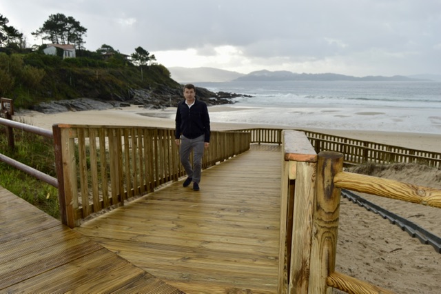 EL CONCELLO CONCLUYE EL NUEVO ACCESO DE LA PLAYA DE CANELAS, CONTINÚA EN AREAS Y COMIENZA EN PANADEIRA