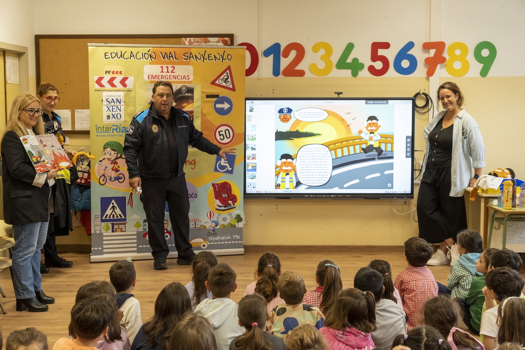 EL ALUMNADO DE LOS CENTROS DE O TELLEIRO Y MAGALÁNS RECIBE LOS EJEMPLARES “APRENDE SEGURIDADE VIARIA CO POLI PACO”