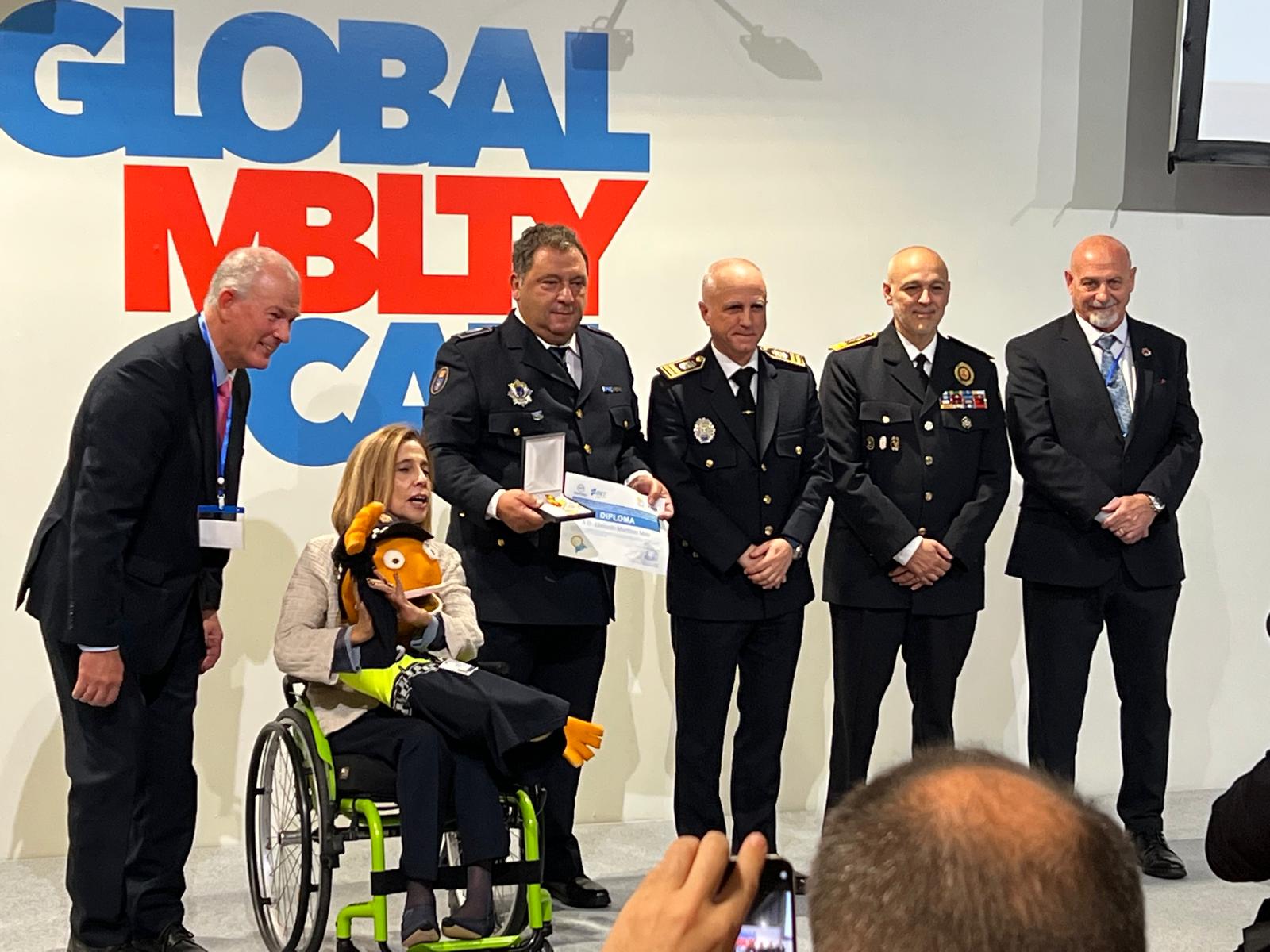 EL POLICÍA LOCAL ABELARDO MARTÍNEZ RECIBE LA MEDALLA DE ORO EN EDUCACIÓN VIAL EN LA GLOBAL MOBILITY CALL