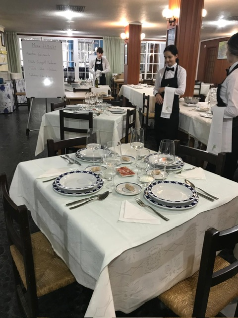 SEIS ALUMNOS DO FP DUAL DE HOSTALARÍA E RESTAURACIÓN REALIZAN PRÁCTICAS EN TRES HOTEIS E UN RESTAURANTE DE SANXENXO