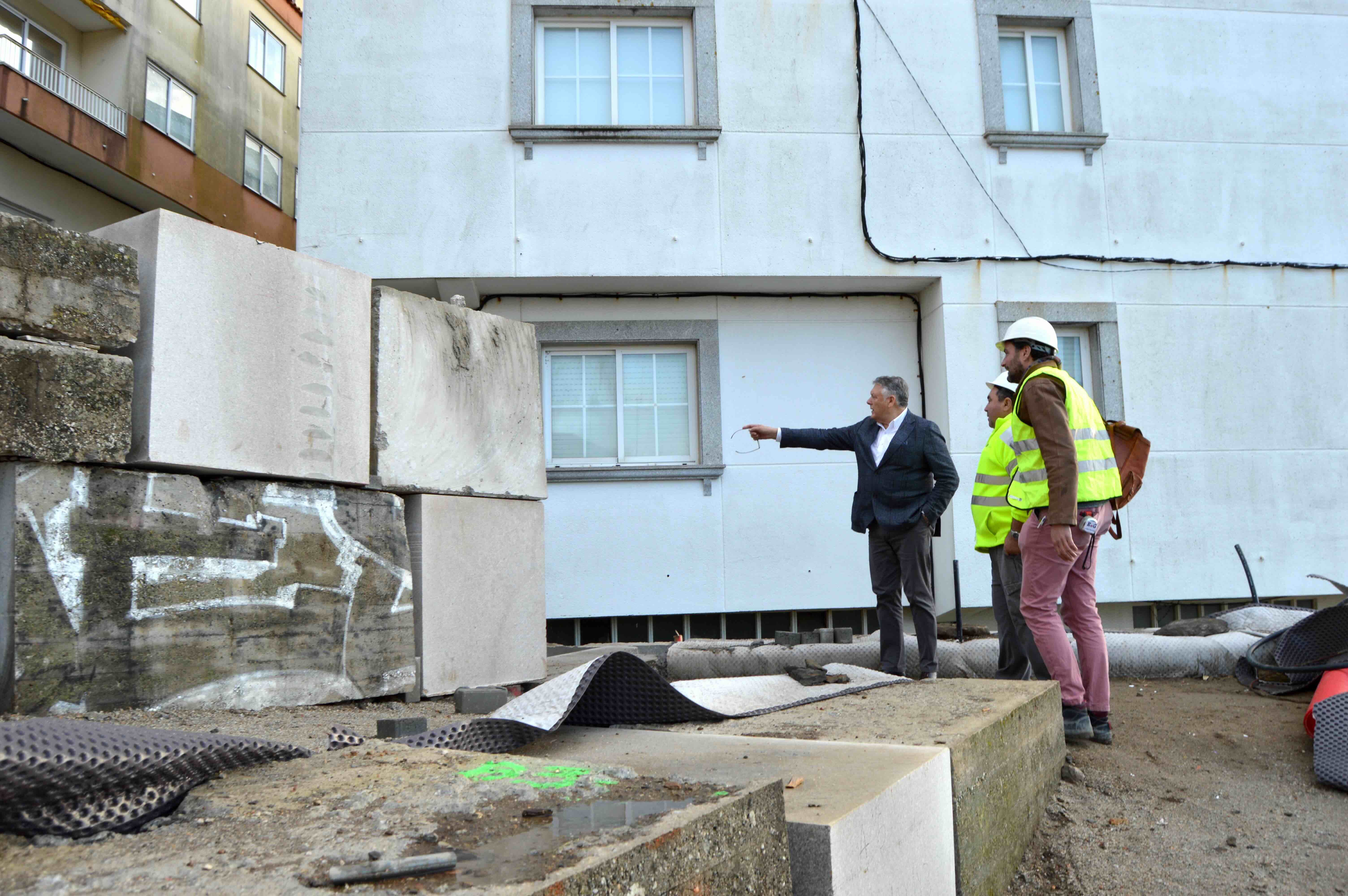 LAS EXCAVACIONES Y LA CONSTRUCCIÓN DE MUROS EN A PEIXEIRA OBLIGAN A UN CORTE PROLONGADO DE UN TRAMO DE LA AVENIDA DE PONTEVEDRA