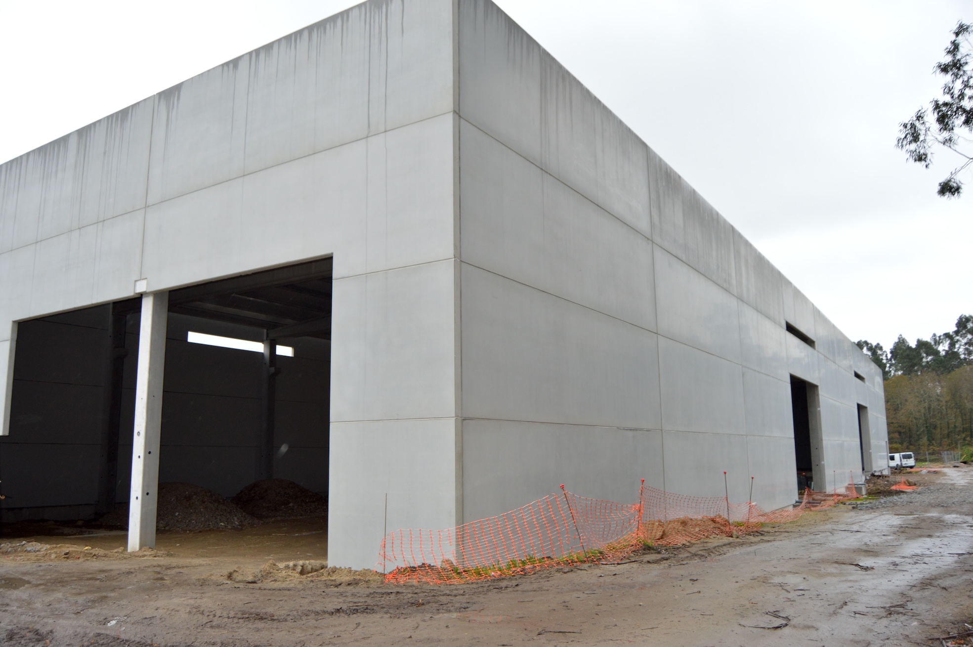 LA NUEVA NAVE DE SERVICIOS AVANZA A BUEN RITMO CON LA CONSTRUCCIÓN DE PAREDES Y CUBIERTA