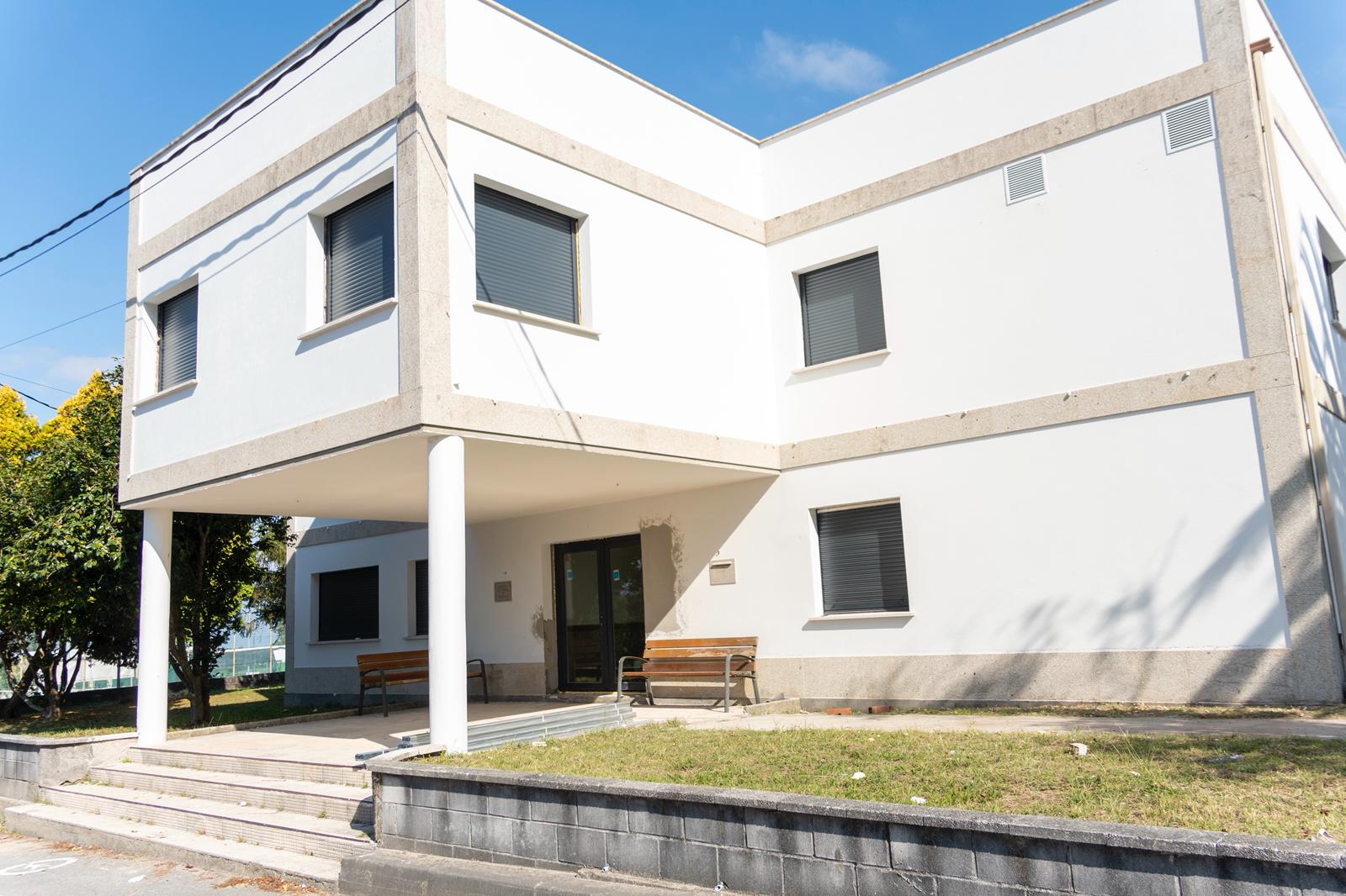LA REFORMA DE LA CASA DE CULTURA DE NANTES AVANZA CON EL CAMBIO DE VENTANAS, LA CLIMATIZACIÓN Y LA PINTURA INTERIOR