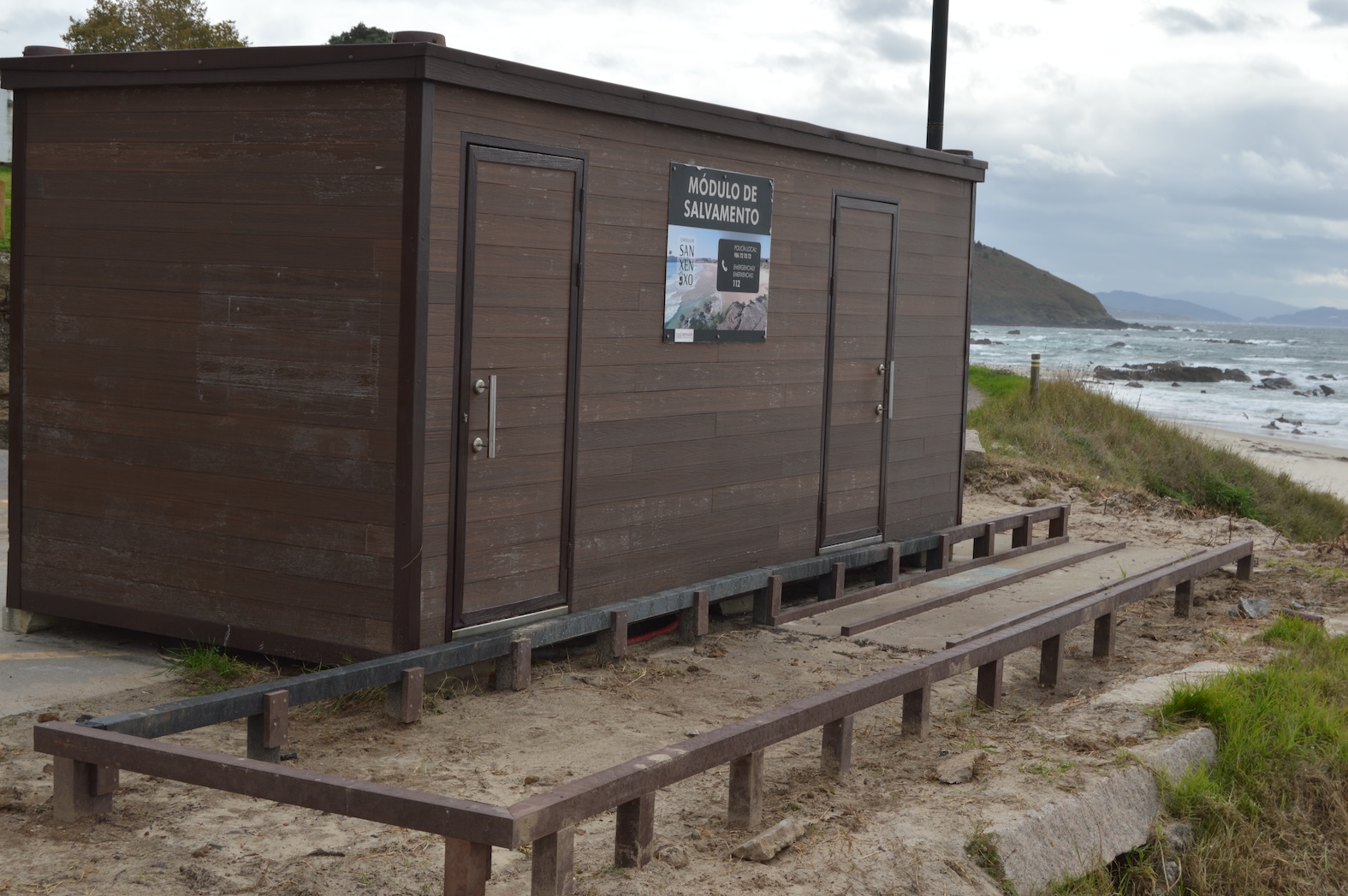 EL CONCELLO MEJORA LA ACCESIBILIDAD Y RENUEVA LA TORRE DE CONTROL EN LA PLAYA DE PRAGUEIRA