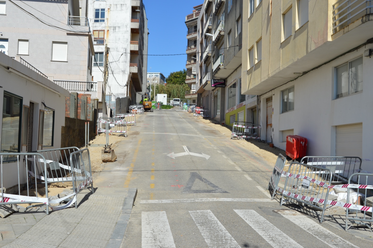 LAS OBRAS DE CANALIZACIÓN CONCLUYEN EN RÚA PANADEIRA Y COMIENZA LA COLOCACIÓN DE BALDOSA HIDRÁULICA EN CESTEIROS