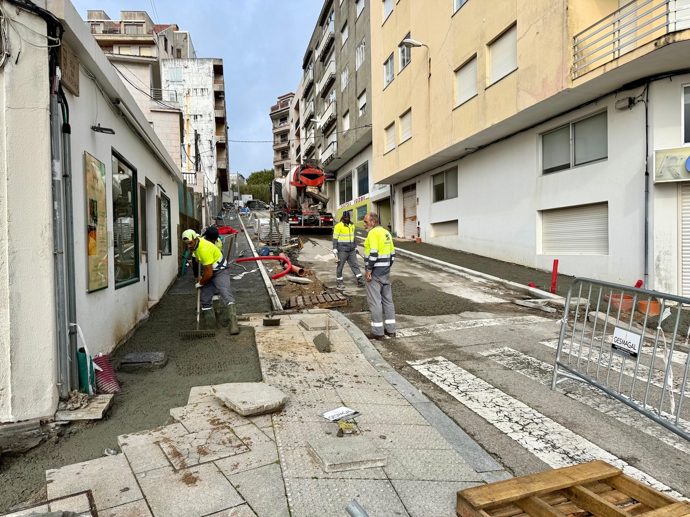 LAS OBRAS EN LAS CALLE CESTEIROS Y PANADEIRA AVANZAN CON LA COLOCACIÓN DE NUEVAS ACERAS TRAS LAS CANALIZACIONES