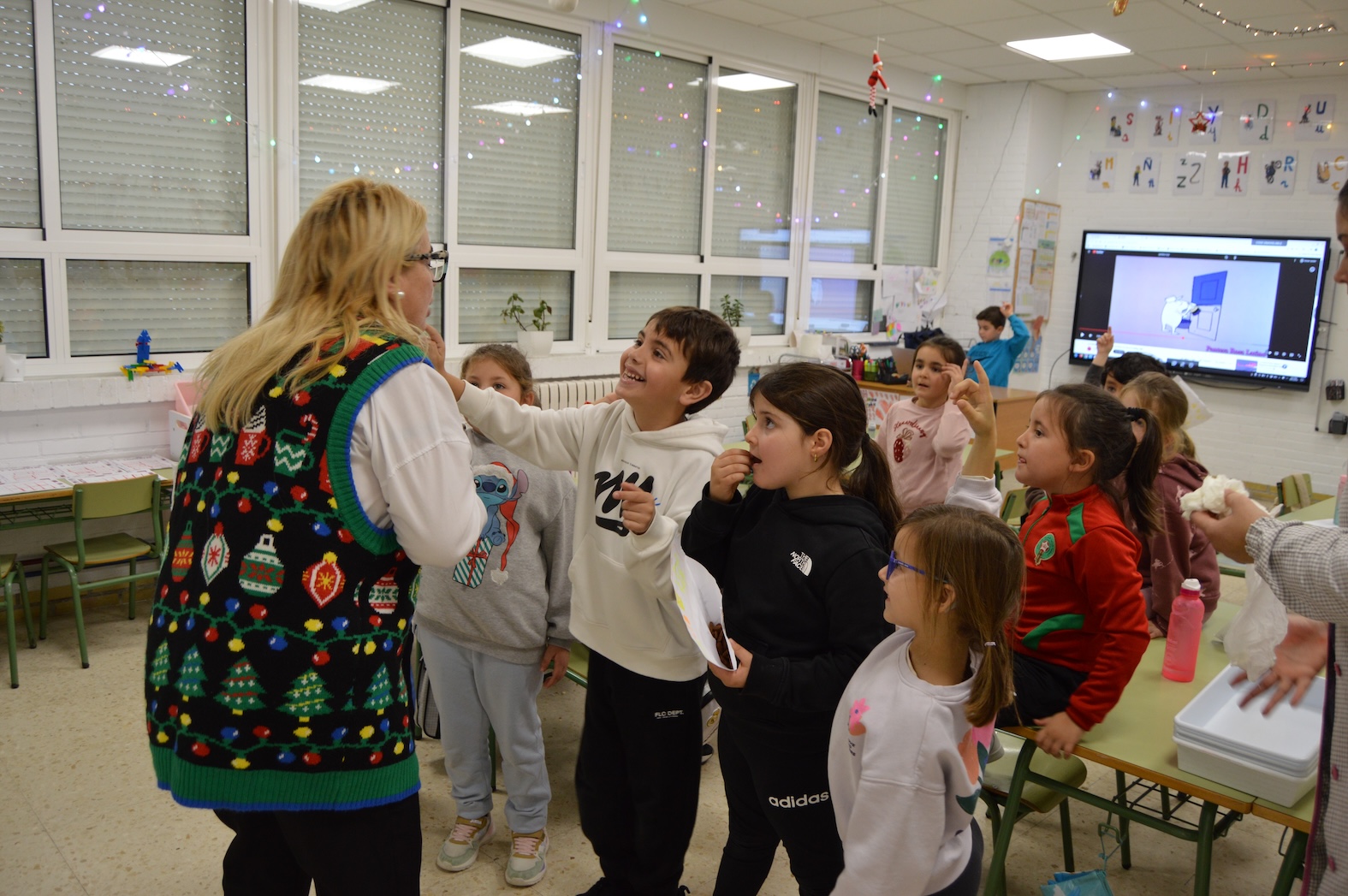 EL CONCELLO REPARTE 1.200 INVITACIONES PARA LA PISTA DE HIELO E HINCHABLES DEL PAZO DE NADAL ENTRE LOS ESCOLARES