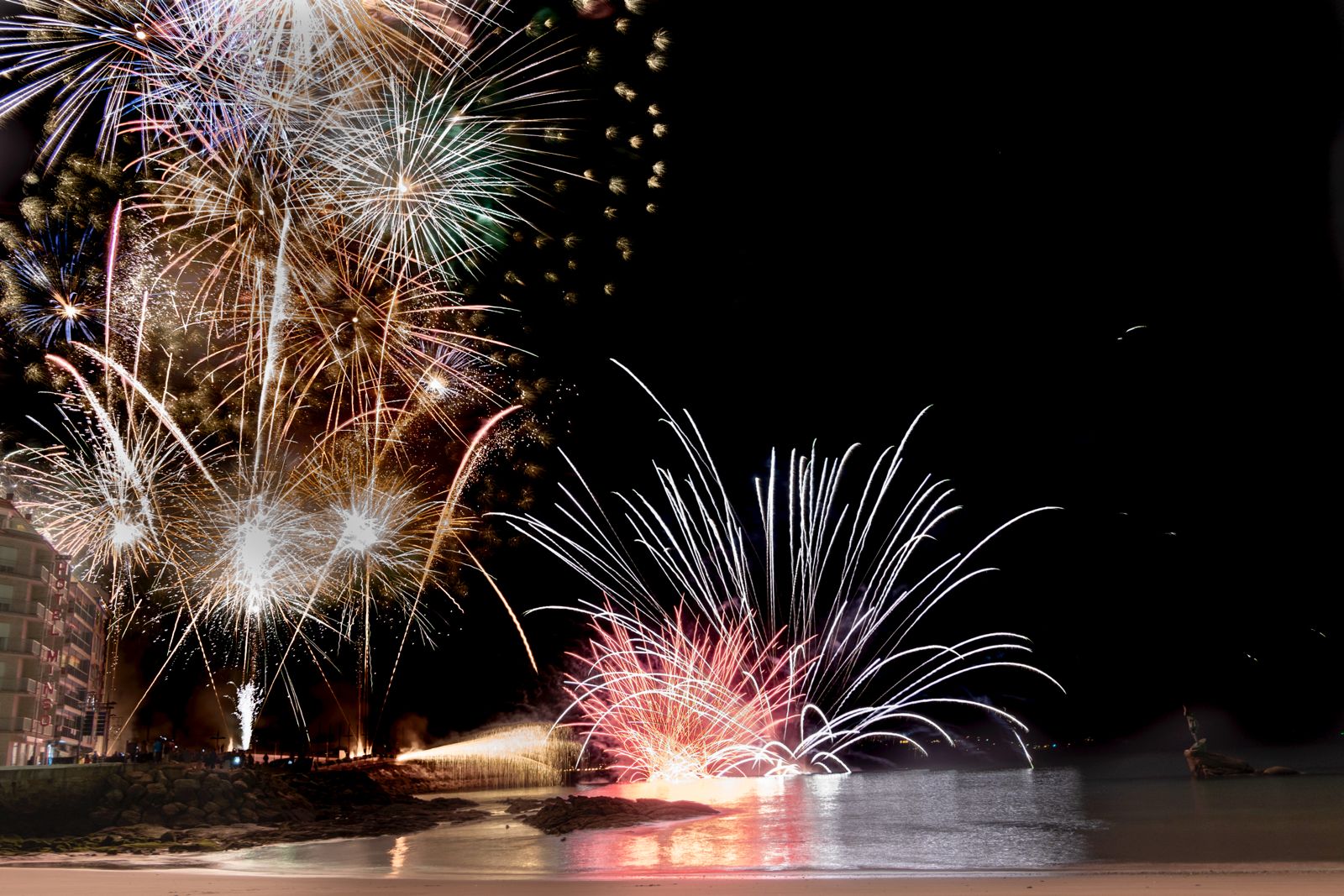 SANXENXO DESPEDIRÁ EL AÑO CON UN ESPECTÁCULO DE FUEGOS ARTIFICIALES DESDE MAR Y TIERRA