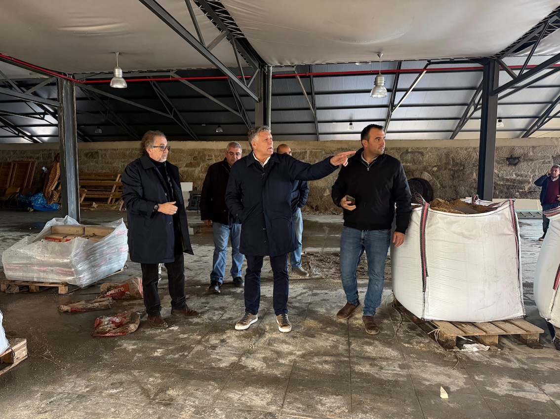 LAS OBRAS DE REHABILITACIÓN DE A TELLEIRA AVANZAN CON LOS TRABAJOS DE DRENAJE DEL EXTERIOR DEL EDIFICIO