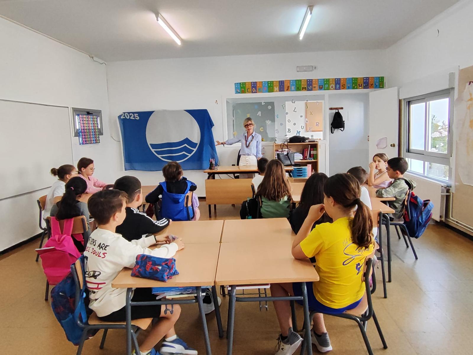 EL CONCELLO ACERCA A LOS ESCOLARES DE SANXENXO LA IMPORTANCIA DE LA BANDERA AZUL EN LAS PLAYAS