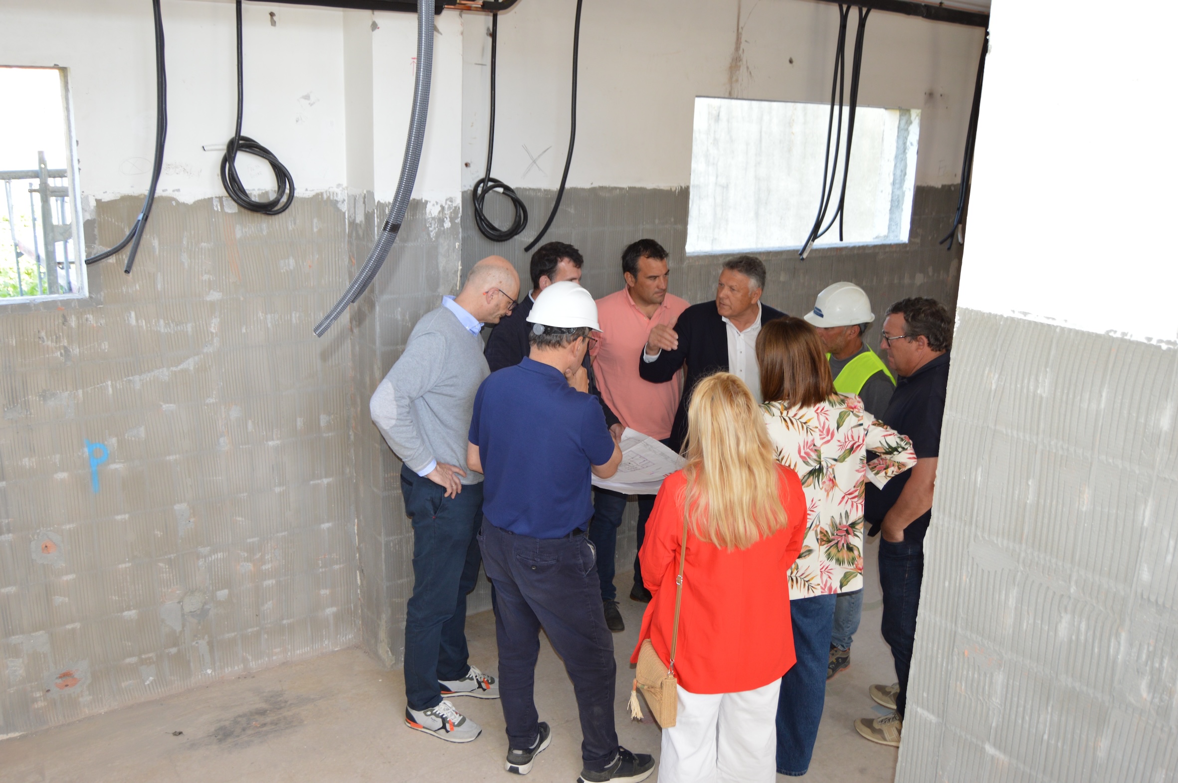 LA REFORMA DEL VIEJO COLEGIO CRUCEIRO INICIA EL ACONDICIONAMIENTO DE LOS ESPACIOS DEL NUEVO CENTRO SOCIAL PARA MAYORES, BIBLIOTECA Y ESCUELA DE HOSTELERÍA