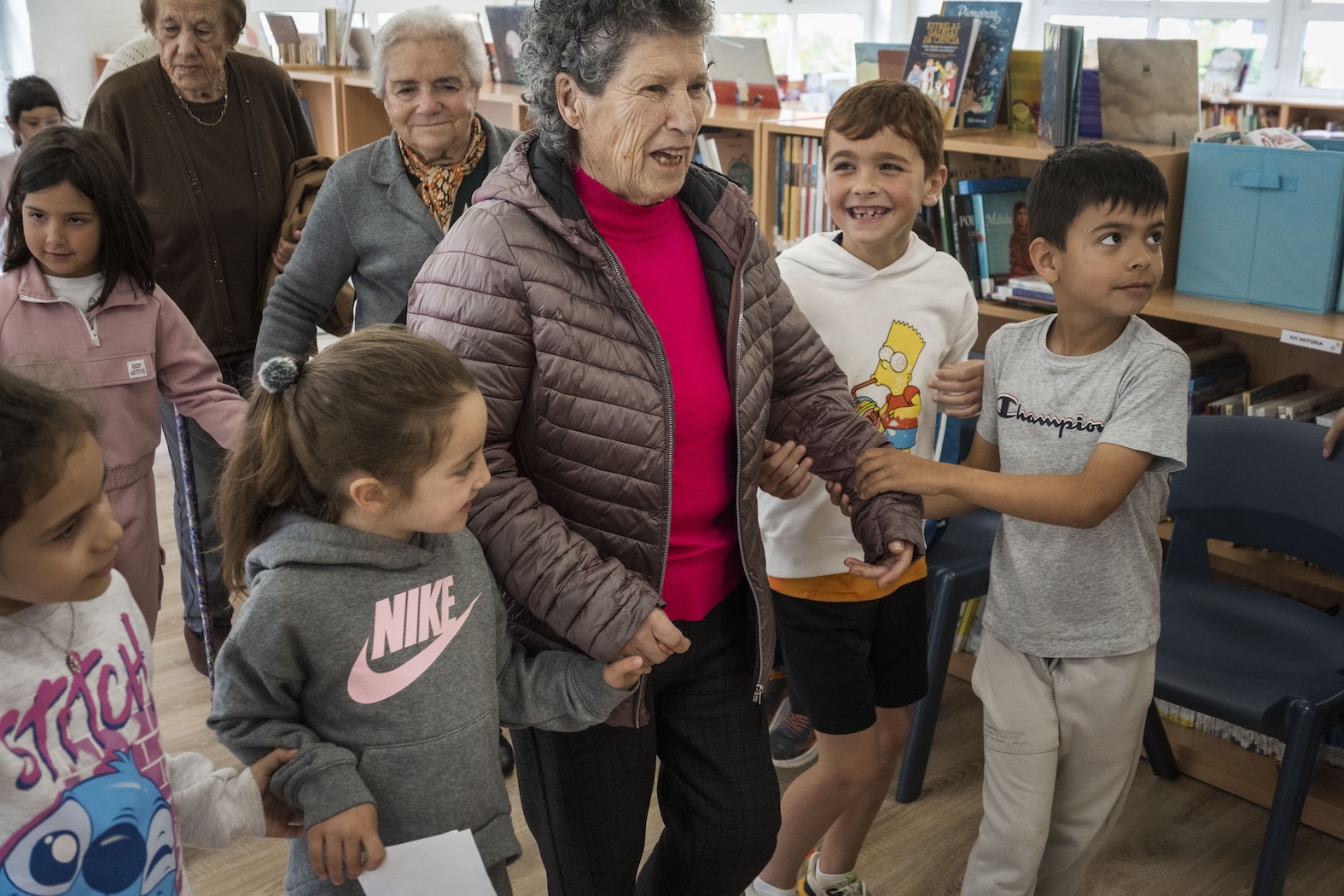 ALUMNOS DO COLEXIO DE PORTONOVO E USUARIAS DO CENTRO DE DÍA CELEBRAN O ‘DÍA DO MESTRE’