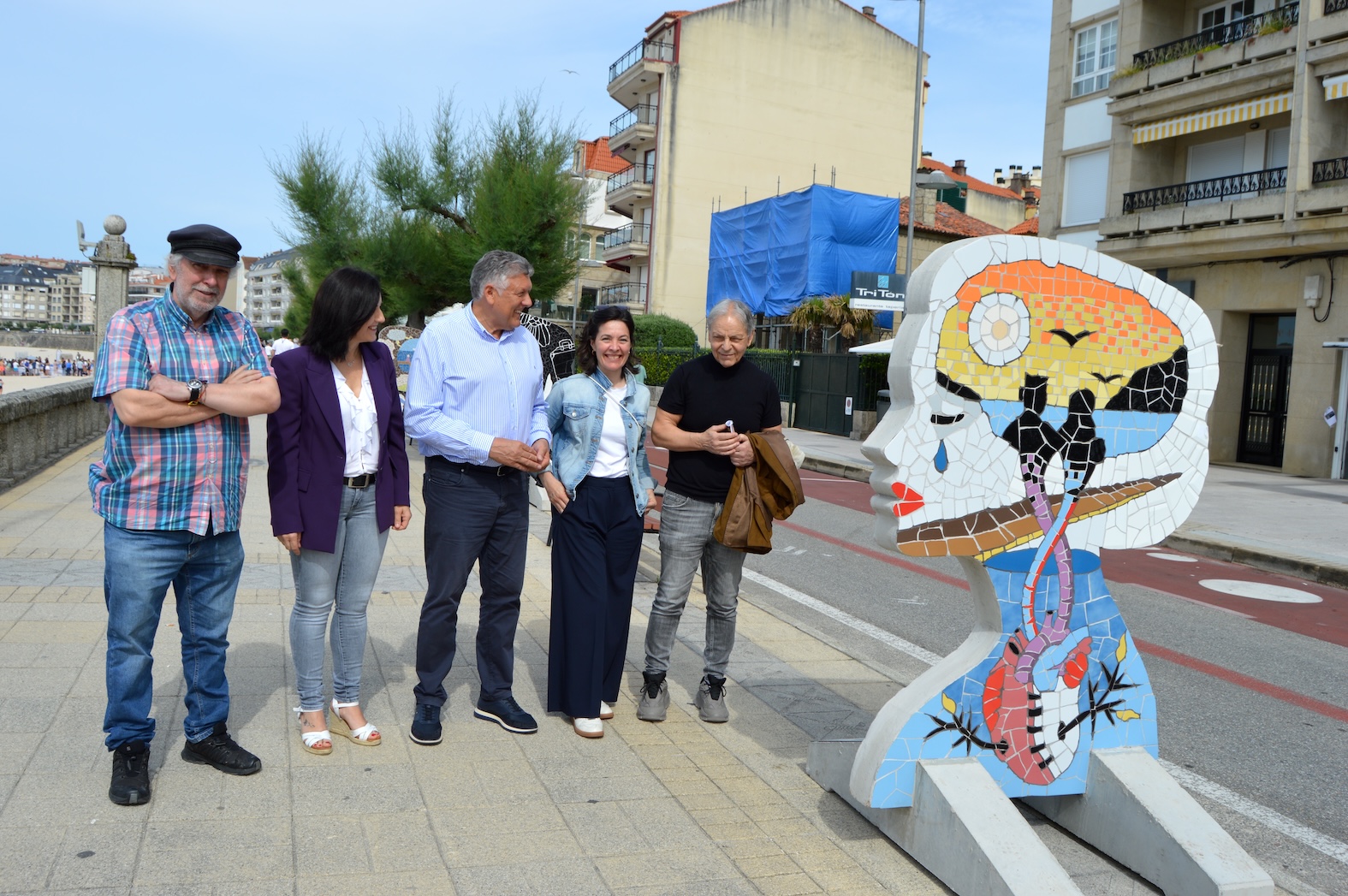 O PASEO DE SILGAR ACOLLE A EXPOSICIÓN DE AZULEXOS DO GRUPO LAR “MORRIÑA” DEDICADA ÁS MULLERES DA EMIGRACIÓN
