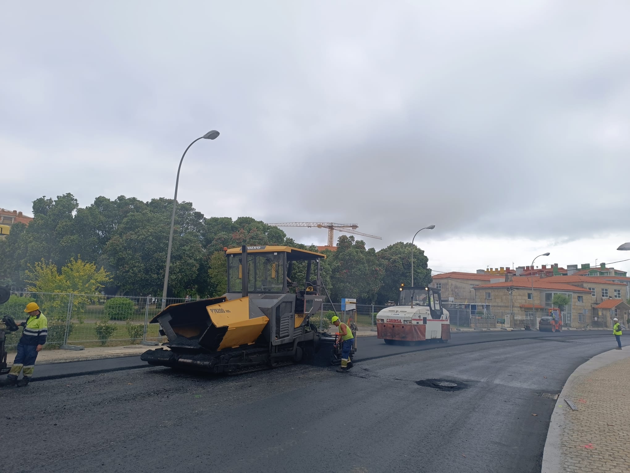 A PRIMEIRA FASE DO BOMBEO DE PORTONOVO CONCLUIRÁ O PRÓXIMO MARTES CO ASFALTADO E PINTADO DE RAFAEL PICÓ