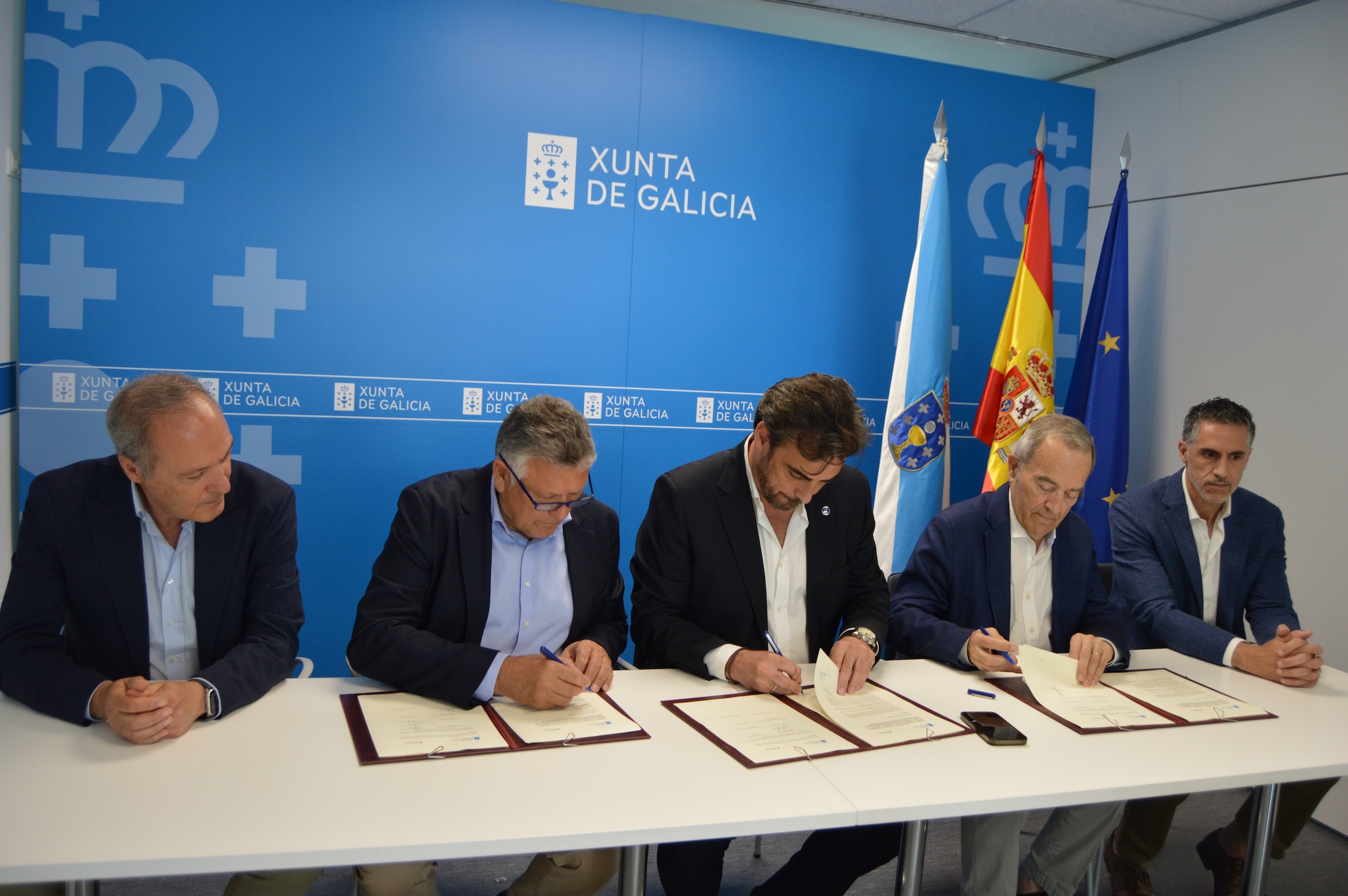 CONCELLO, XUNTA E MONBUS ASINAN O CONVENIO PARA POÑER EN MARCHA O BUS CIRCULAR EN XULLO E AGOSTO