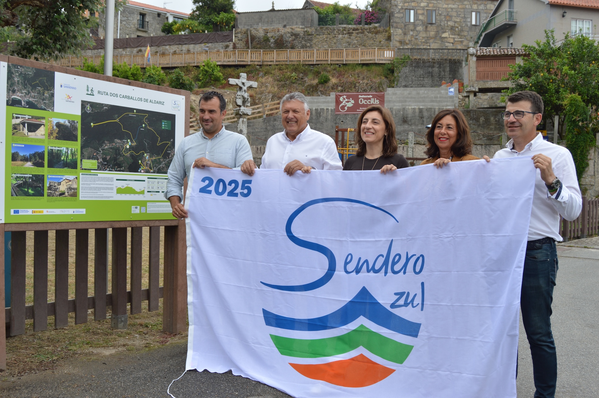 SANXENXO IZA A BANDEIRA DO SENDEIRO AZUL DOS CARBALLOS DE ALDARIZ E LIDERA O RANKING ESTATAL CON OITO RUTAS