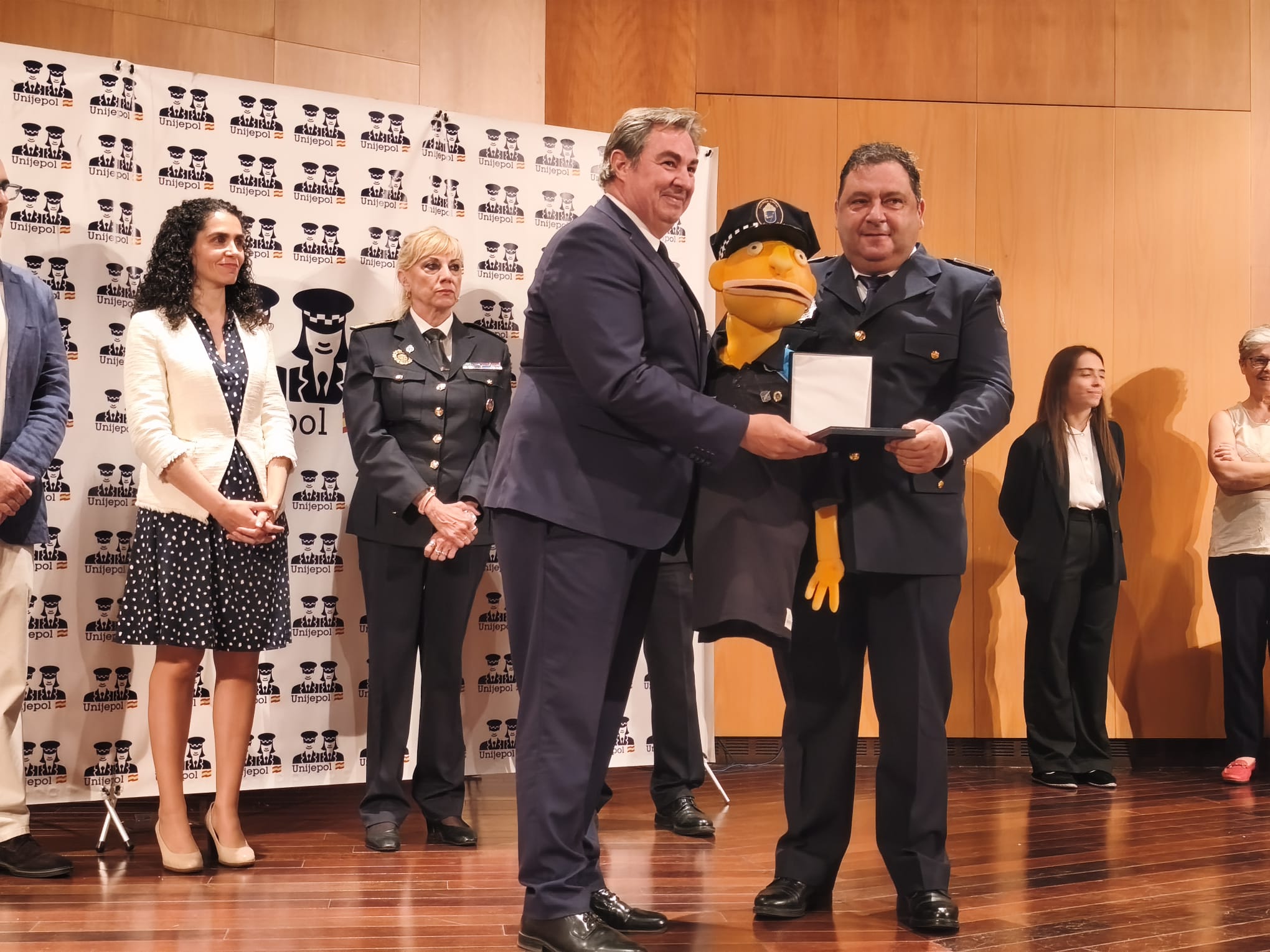 O POLICÍA LOCAL DE SANXENXO, ABELARDO MARTÍNEZ, RECOLLE EN VALLADOLID A MEDALLA DE OURO EN SEGURIDADE VIARIA