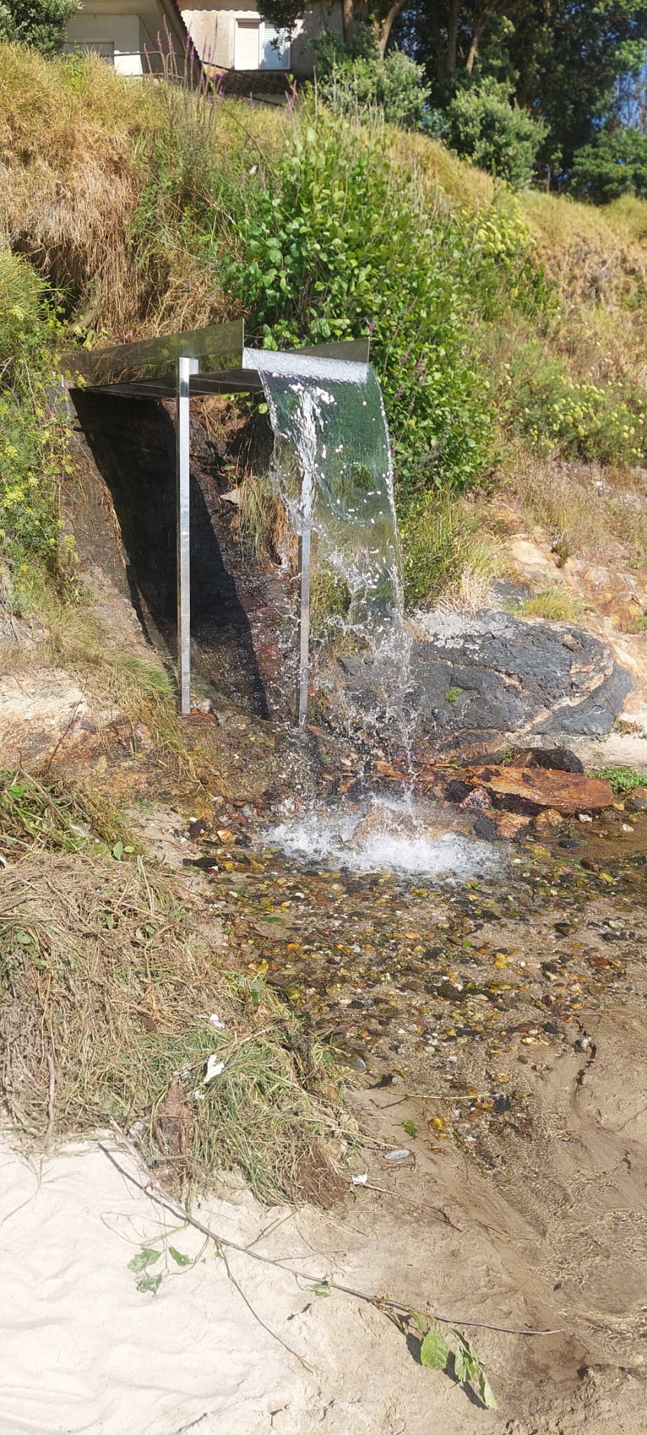 SANXENXO SUMA ESTE VERANO UNA SEGUNDA DUCHA NATURAL EN LA PLAYA DE PRAGUEIRA