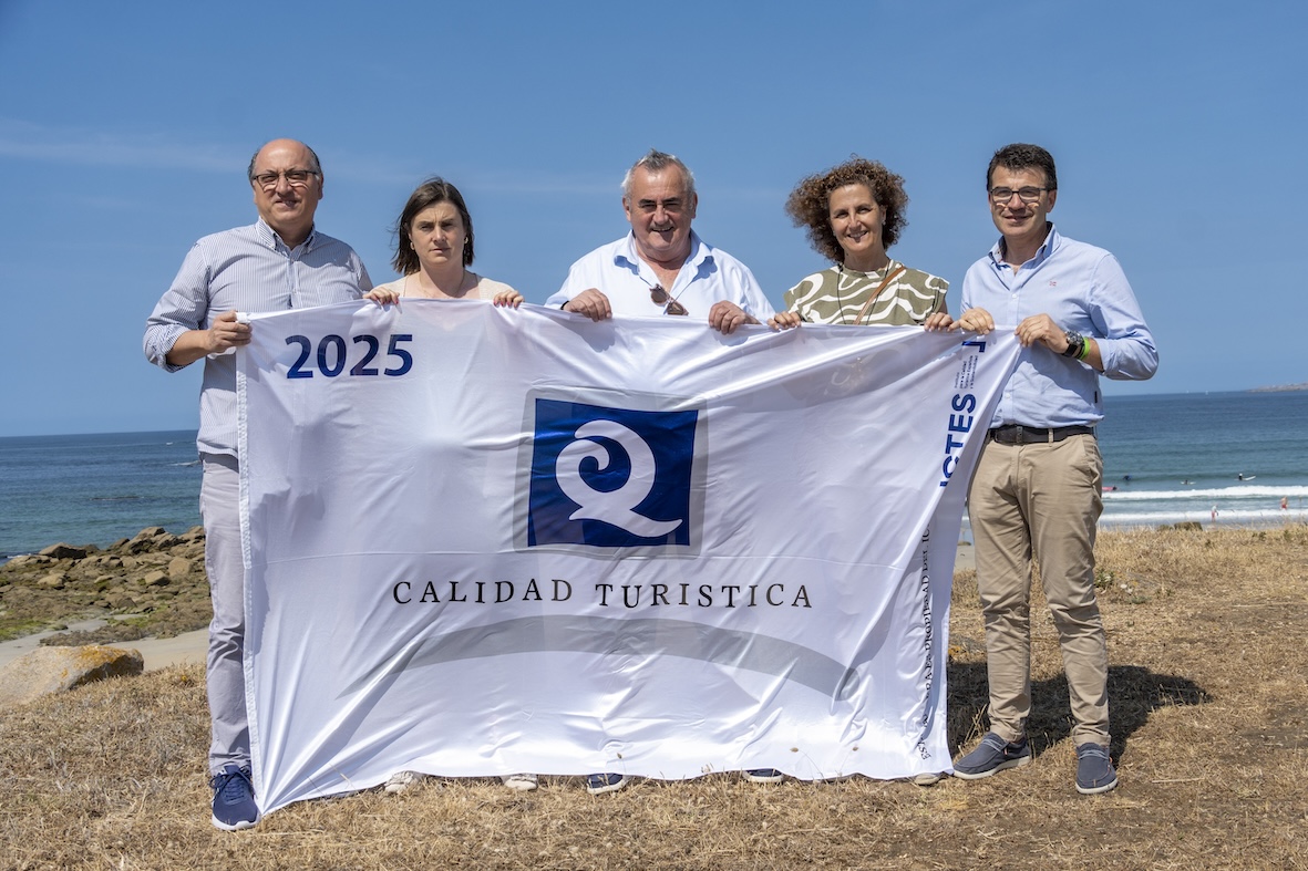 A BANDEIRA Q DE CALIDAD ONDEA EN 16 PRAIAS DE SANXENXO COMO UN DOS MUNICIPIOS CON MÁIS CERTIFICACIÓNS