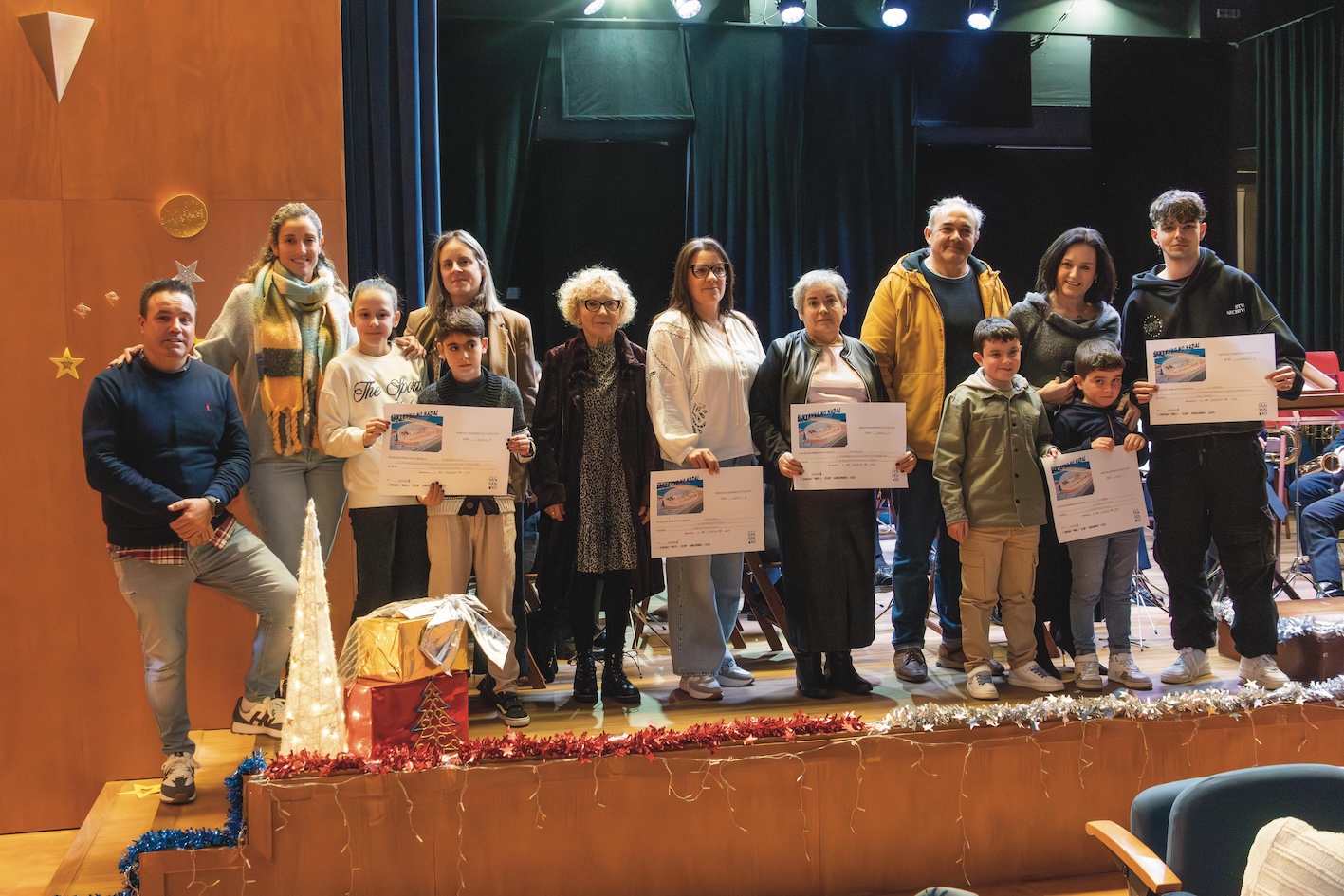 SANXENXO PREMIA LAS DECORACIONES NAVIDEÑAS DE MUEBLES DOPAZO, RESTAURANTE XERFA Y MAHONIA INTERIORISMO