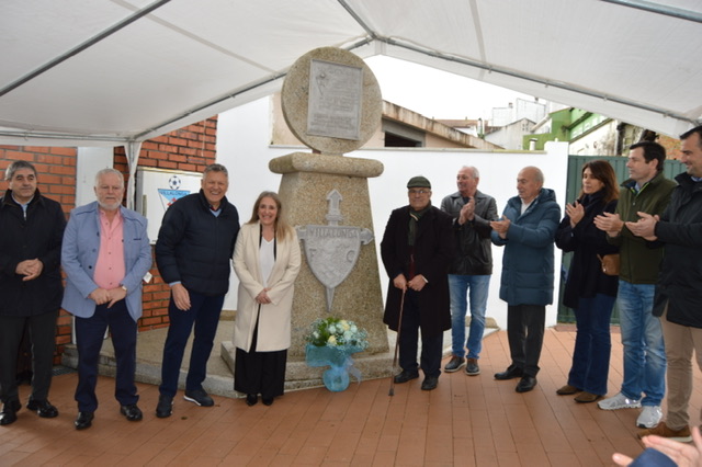 EL VILALONGA FC PRESUME YA DE SU HISTÓRICO ESCUDO EN PIEDRA A LA ENTRADA DEL CAMPO DE FÚTBOL