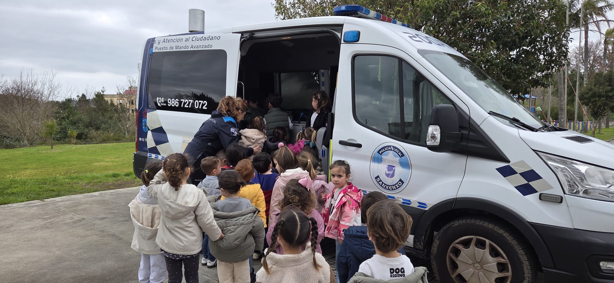 ESCOLARES DE INFANTIL DO TELLEIRO E DA ESCOLA UNITARIA DE AIOS VISITAN A BIBLIOTECA DE SANXENXO E A POLICÍA LOCAL