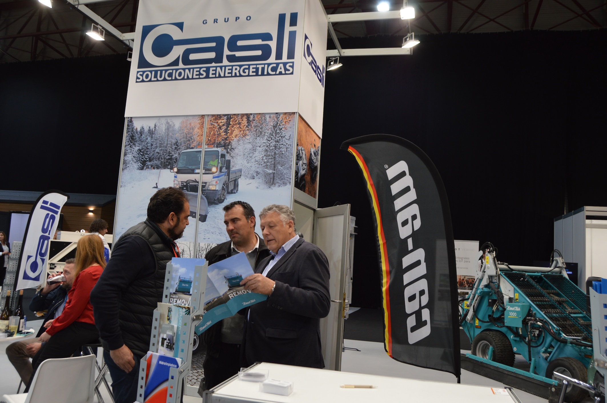 O ALCALDE E O CONCELLEIRO DE MEDIO AMBIENTE COÑECEN AS ÚLTIMAS NOVAS NA XESTIÓN DE RESIDUOS NA FEIRA DE SERVIZOS MUNICIPAIS DE SILLEDA