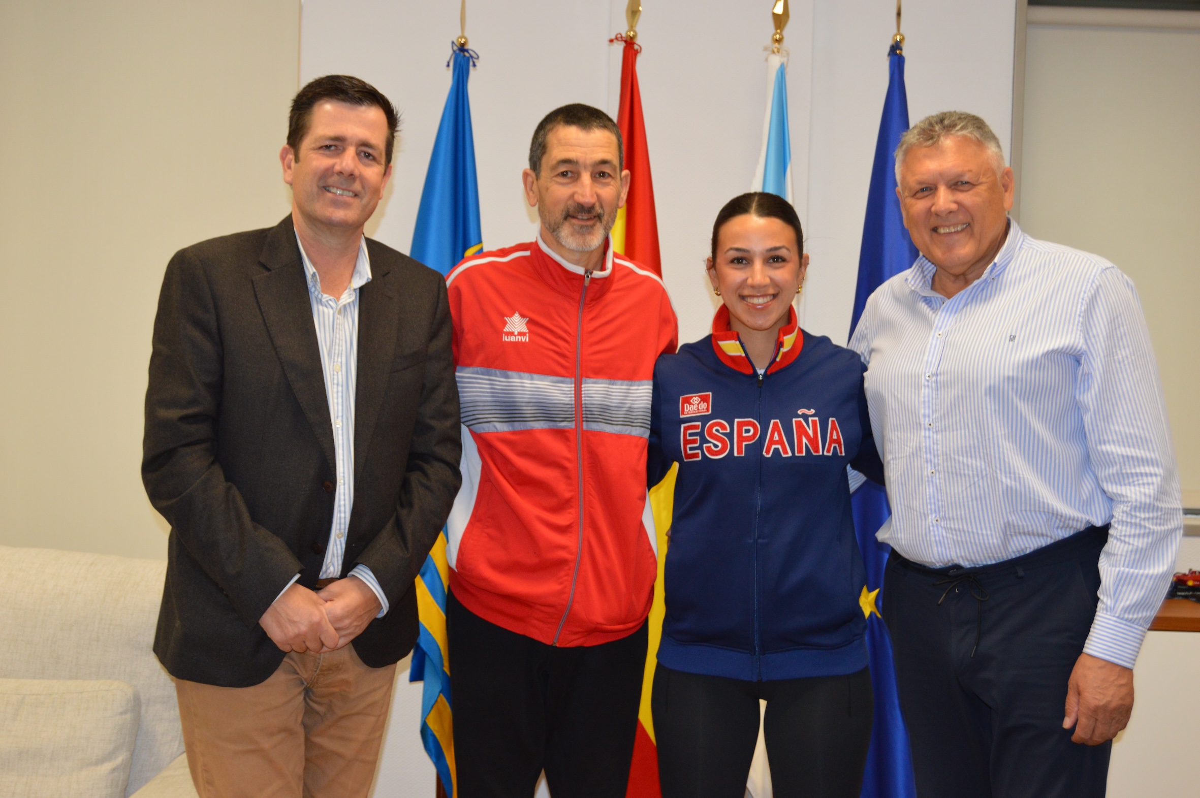 EL ALCALDE RECIBE A LA ENTRENADORA DE TAEKWONDO, ALBA VIDAL, ANTES DE SU PARTIDA A UZBEKISTÁN