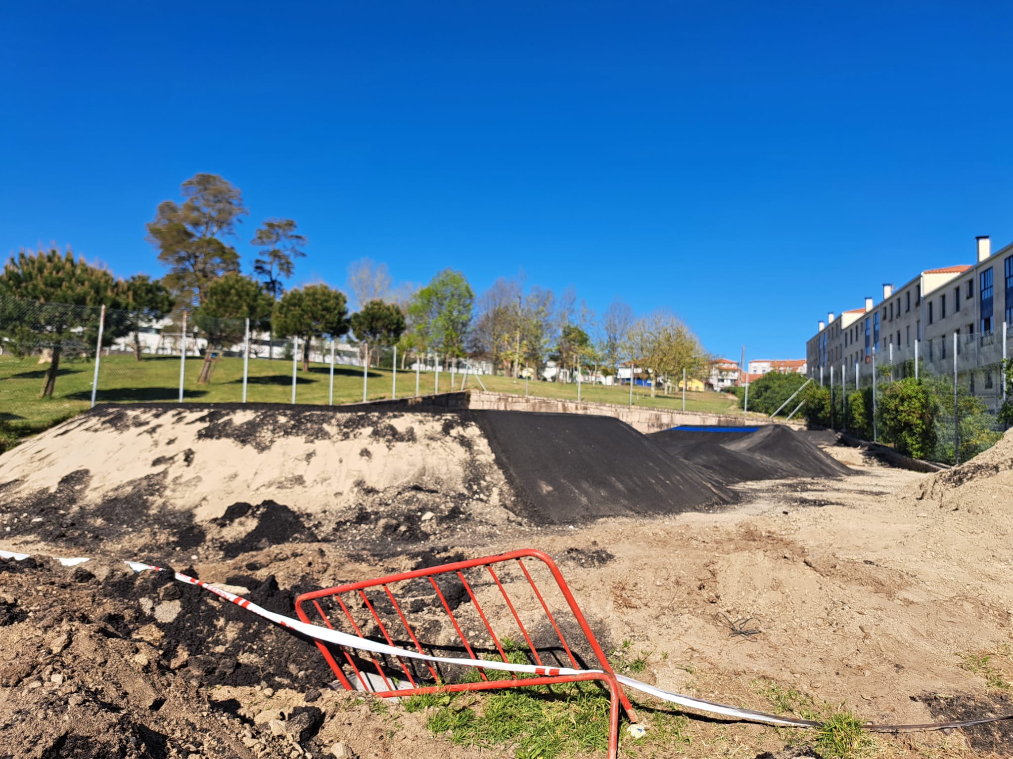 EL PUMP TRACK TOMA FORMA CON CINCO RECTAS DE DIFERENTES PERFILES Y CINCO CURVAS CON PERALTES
