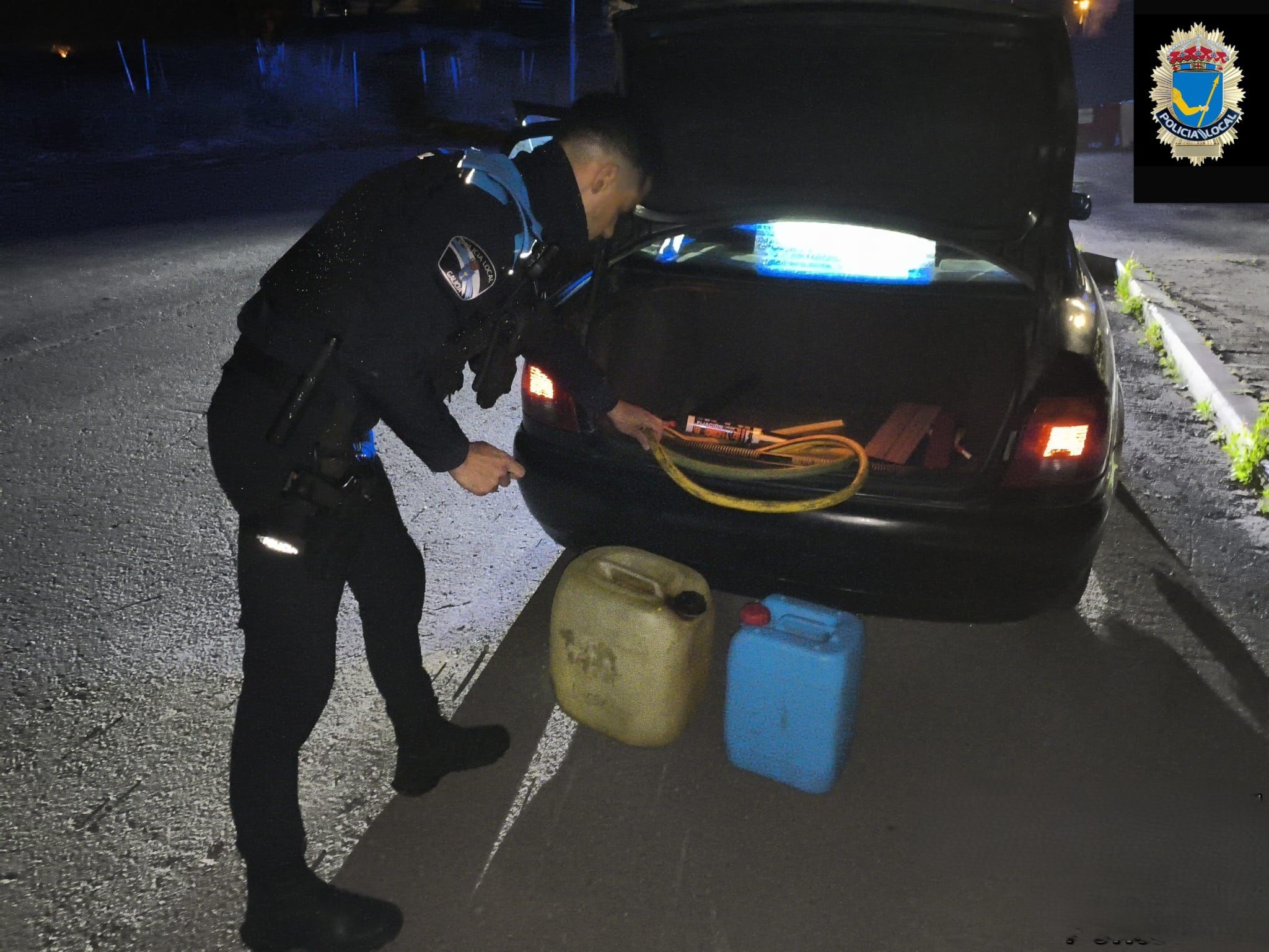 LA POLICÍA LOCAL DETIENE IN FRANGANTI A DOS HOMBRES CUANDO INTENTABAN ROBAR GASÓLEO EN LA MAQUINARIA DE UNA OBRA EN A GRANXA