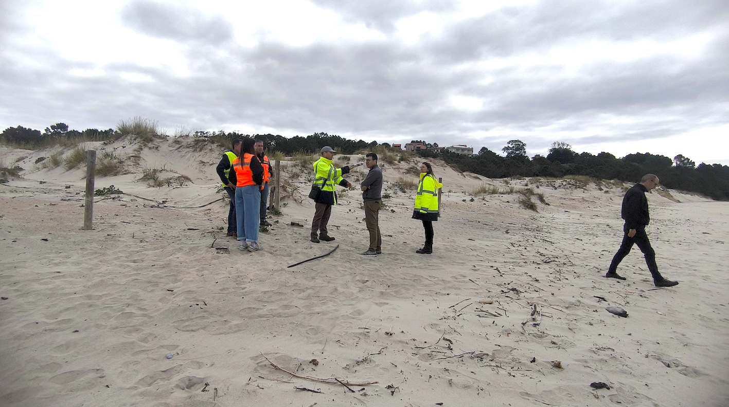 LA PUESTA A PUNTO DE LAS PLAYAS COMIENZA EN MAJOR Y FOXOS CON EL MOVIMIENTO DE ARENA Y LA REPARACIÓN DE LA PASARELA