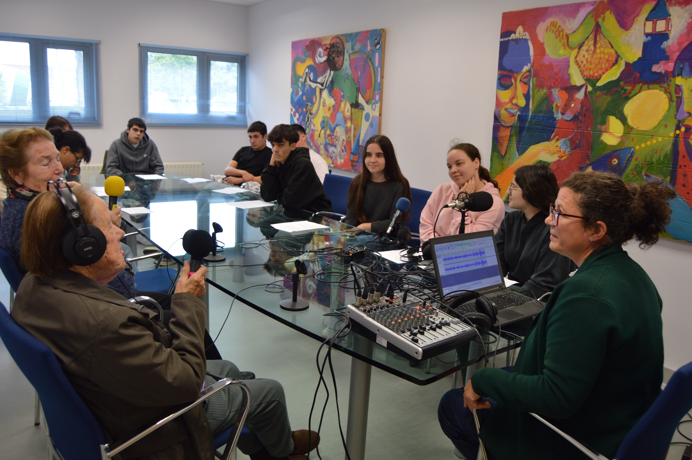 LA RADIOLONGA DEL IES VILALONGA ENTREVISTA A USUARIOS DEL CENTRO DE DÍA MUNICIPAL VIRXE DO CARME