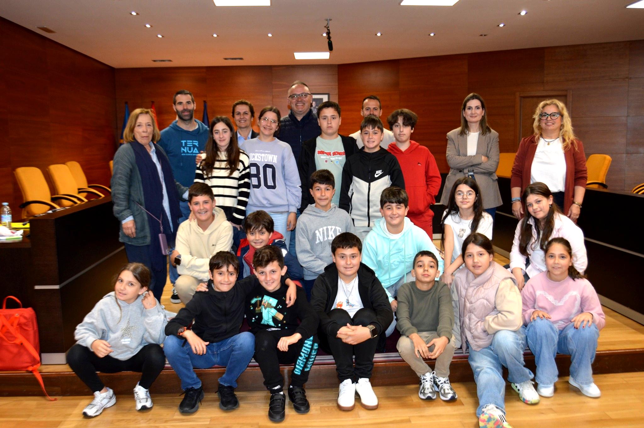 ALUMNOS DO COLEXIO MAGALÁNS EXPOÑEN O SEU PROXECTO FINALISTA SOBRE TURISMO NUN TORNEO DE DEBATE