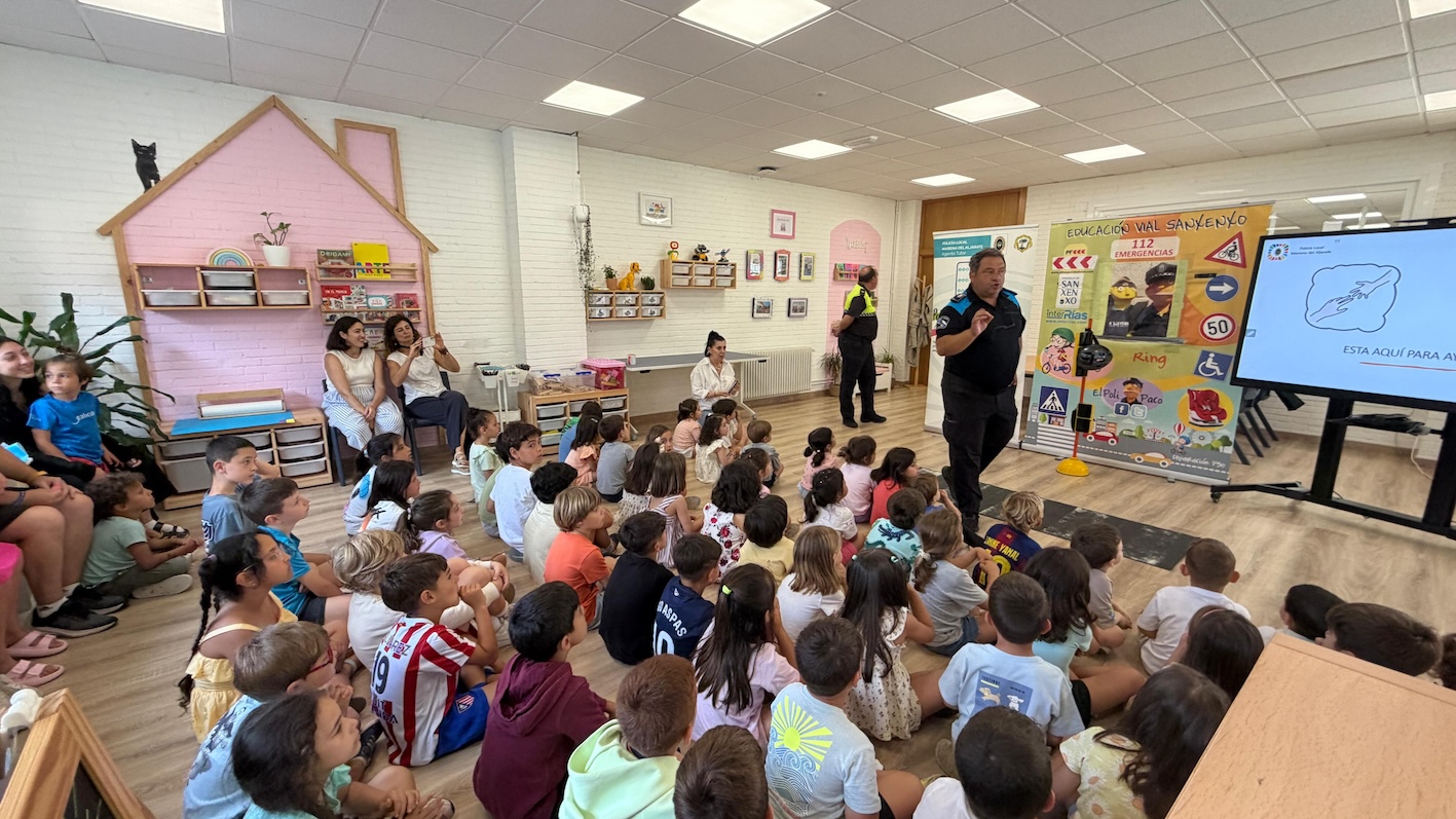 EL COLEGIO DE PORTONOVO ACOGE UNA MASTERCLASS SOBRE SEGURIDAD VIAL CON LOS POLI PACO DE SANXENXO Y DE SEVILLA