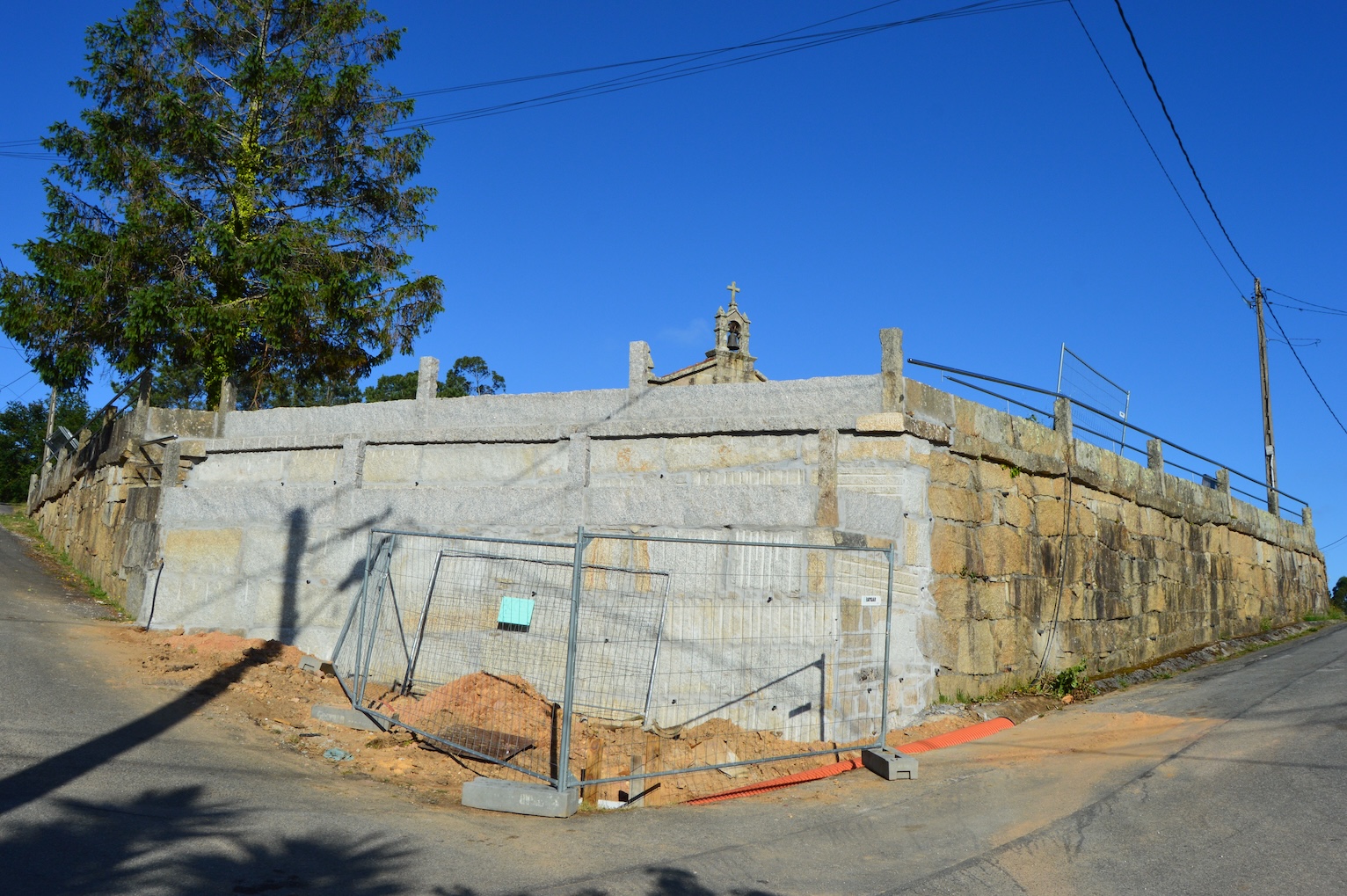 O CONCELLO MELLORA O ACCESO PRINCIPAL AO COLEXIO A FLORIDA E REPARA UN MURO EN GONDAR, VILALONGA