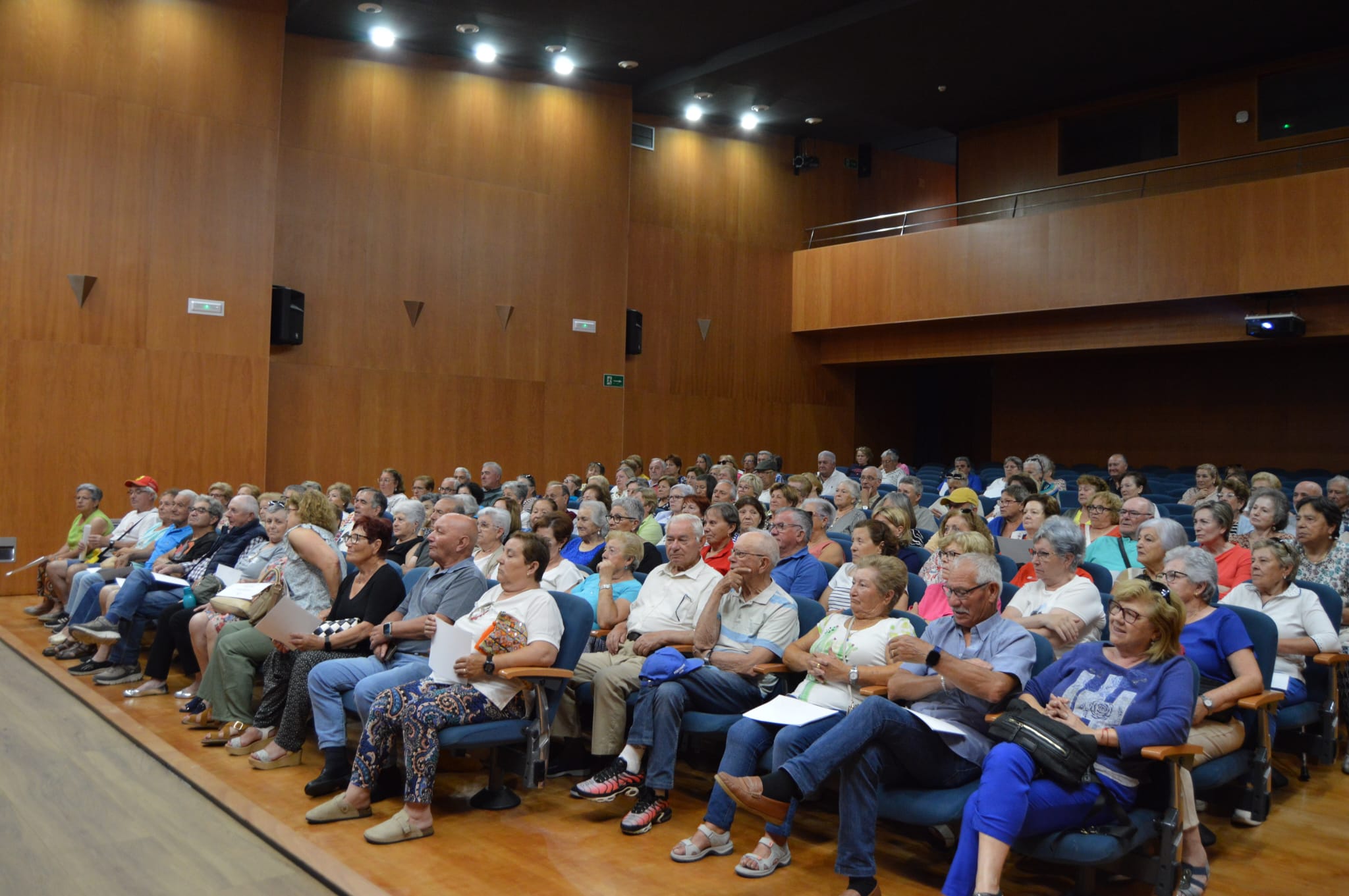 CASI 200 MAYORES RECIBEN UN DIPLOMA POR SU PARTICIPACIÓN EN EL PROGRAMA DE EDUCACIÓN FÍSICA Y TALLER DE MEMORIA