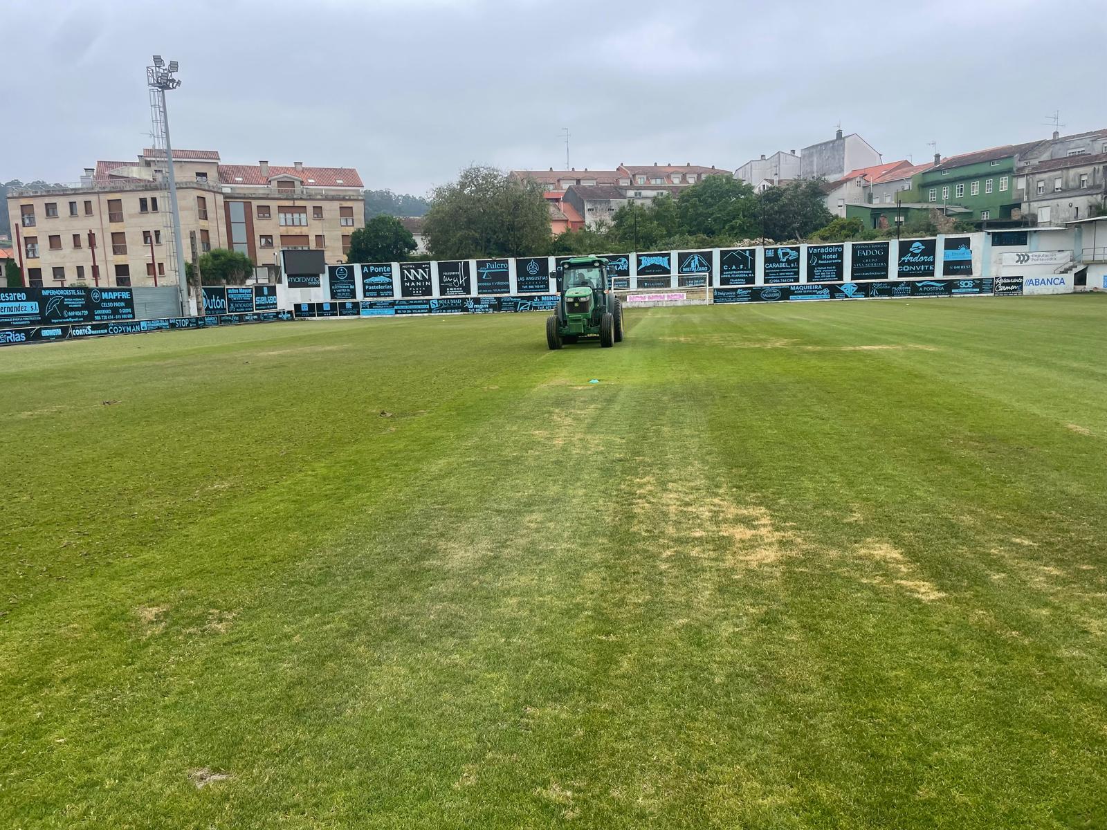 O CONCELLO DE SANXENXO COLABORA NA POSTA A PUNTO DO TERREO DE XOGO DO CAMPO DE FÚTBOL DE SAN PEDRO