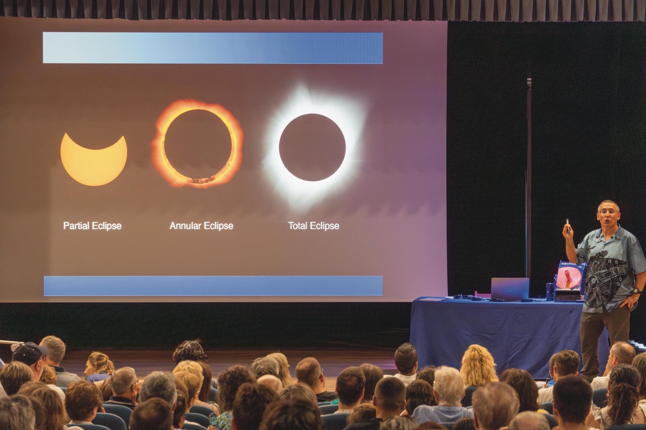 MÁS DE 200 PERSONAS ACUDEN A LA CHARLA DIVULGATIVA SOBRE EL ECLIPSE EN EL PAZO EMILIA PARDO BAZÁN