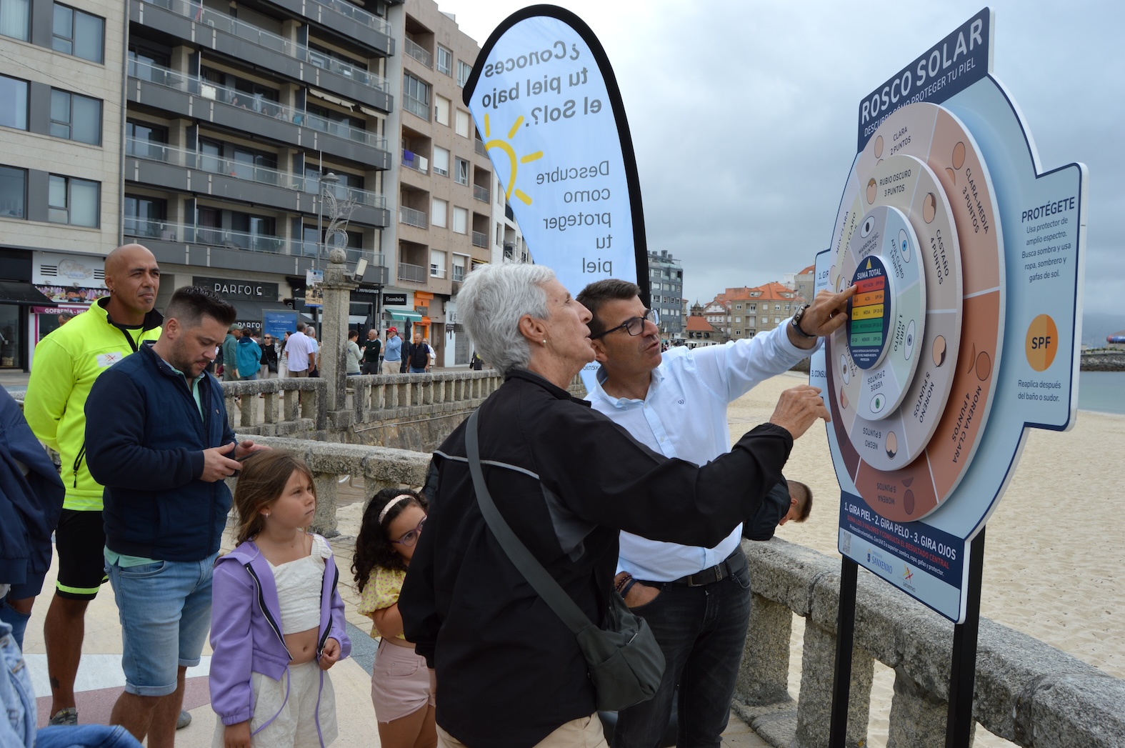 SANXENXO ESTRENA UN ROSCO EN LA PLAYA DE SILGAR PARA CONCIENCIAR SOBRE LOS RIESGOS DE LA RADIACIÓN SOLAR